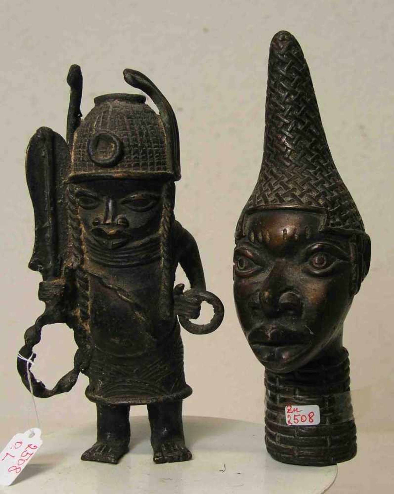 Afrika. Zwei Messing/Bronze Figuren: Kopf der Königin Mutter, Höhe: 21cm und Krieger,Höhe: 19cm.