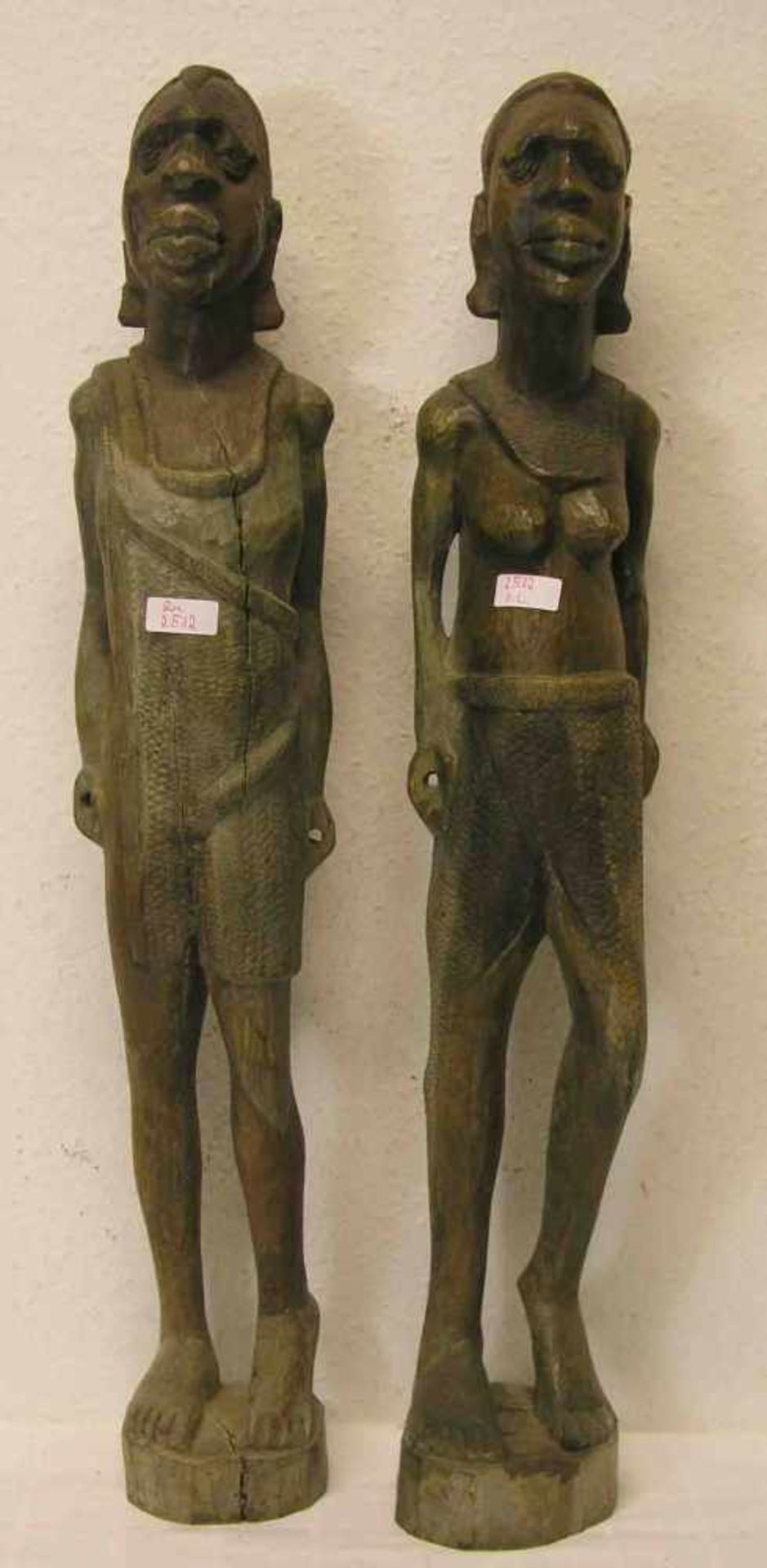 Afrika: zwei stehende Figuren: Mann und Frau. Holz geschnitzt, Höhe: ca. 76cm, beschädigt.