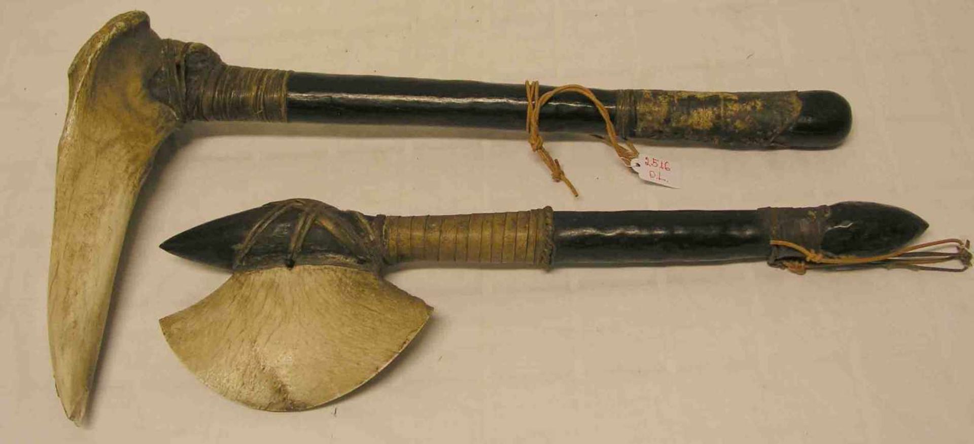 Afrika. Zwei Waffen. Holzstiel mit Knochenaufbau. Längen: 47cm und 50cm.
