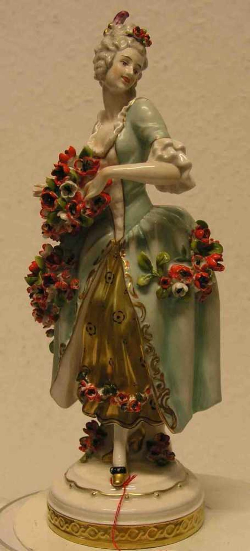 Blumenmädchen. Porzellan. Älteste Volkstedt, farbig staffiert, Höhe: 30cm; kleine Blumenbeschädigt.
