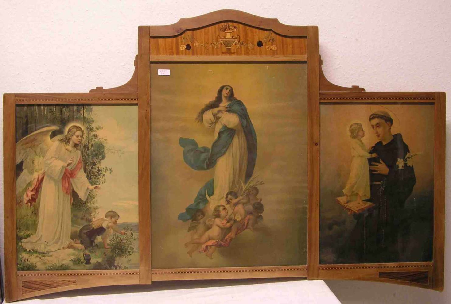 Triptychon mit drei Öldrucken. Um 1920, dekorativer Rahmen, verglast, 89 x 137cm.