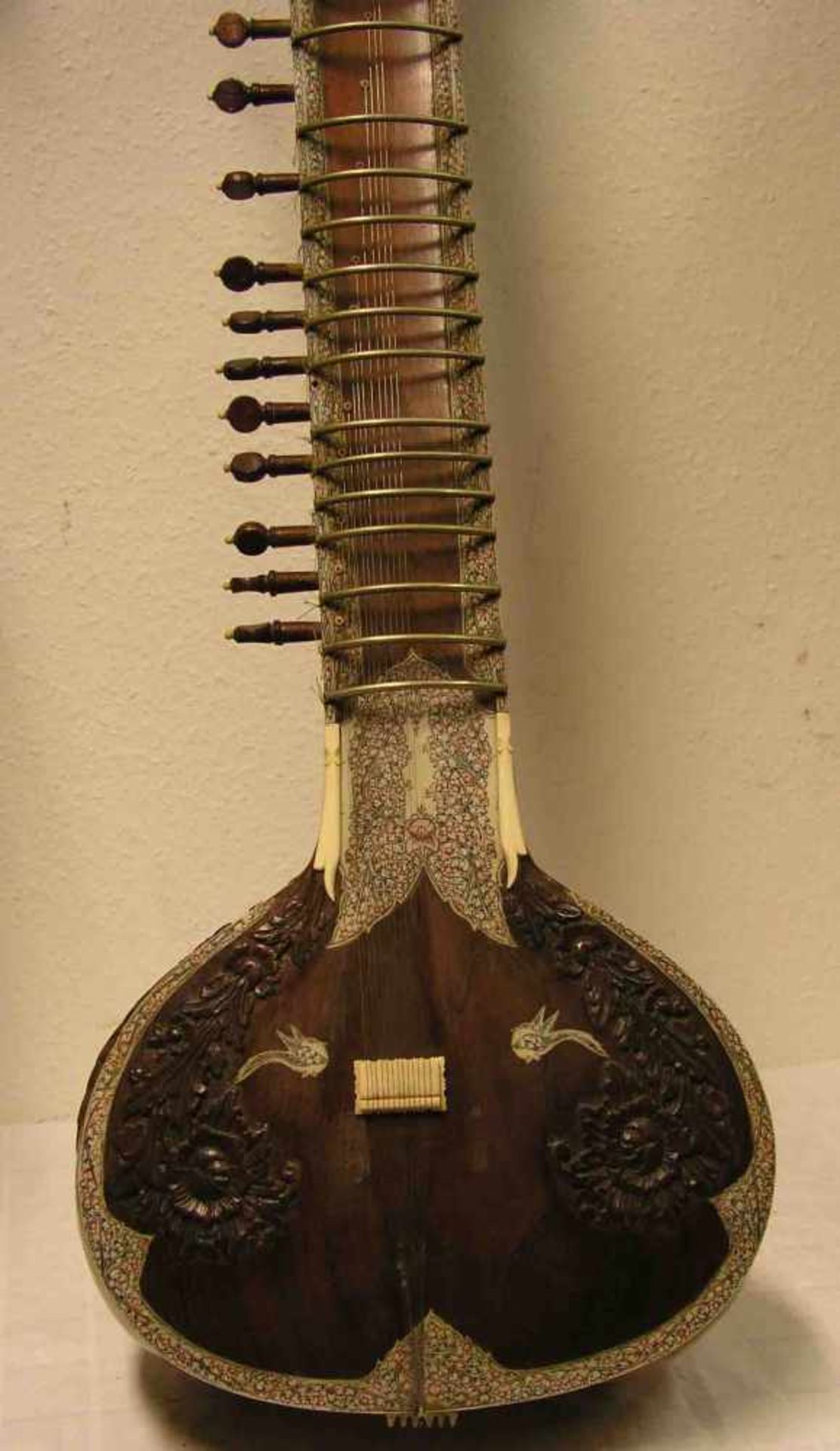 Sitar. Traditionelles indisches klassissches Musikinstrument (wohl Kalkutta).Handgearbeiteter