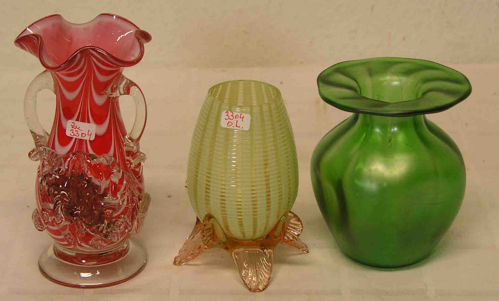 Drei mundgeblasene Vasen. Höhen: 11 und 16cm.- - -20.17 % buyer's premium on the hammer price19.00 %