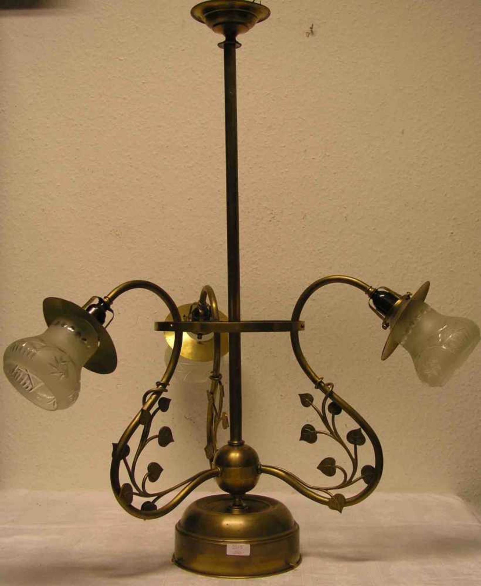 Jugendstil-Lampe. Messing. Stab mit drei geschwungenen Leuchterarmen, Blattdekor. Mittigmattierter