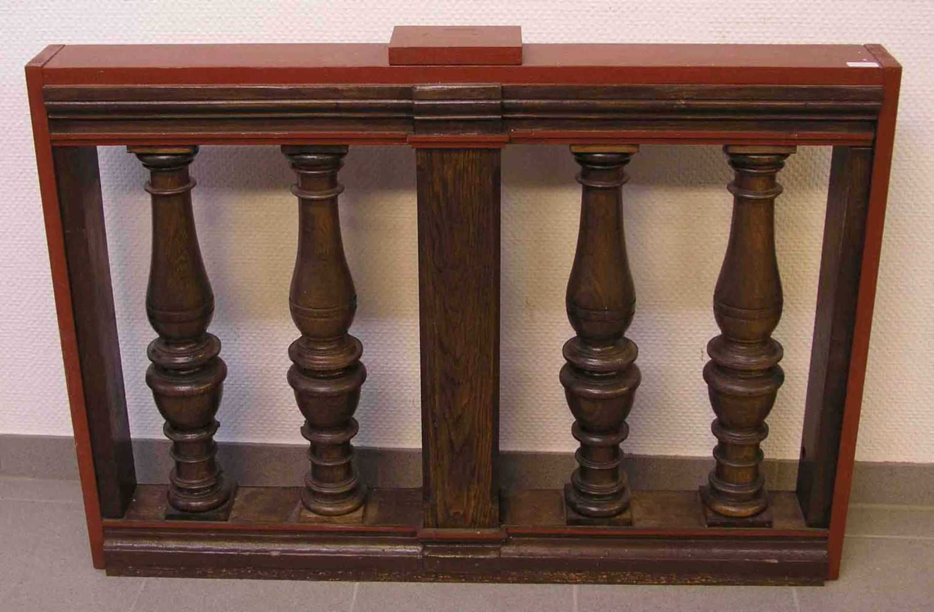 Balustrade. Eiche. Vier profilierte Säulen, teilweise rot lackiert. 74 x 106cm.- - -20.17 % buyer'