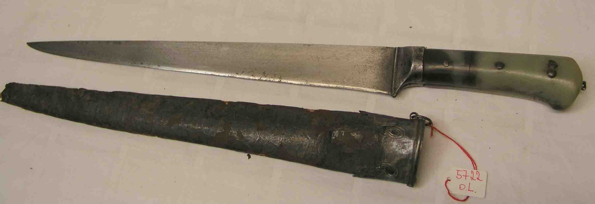Orientalisches Messer. 19. Jh. Grün-bräunlicher Steingriff mit Sprung. Dazu: beschädigtesEtui,