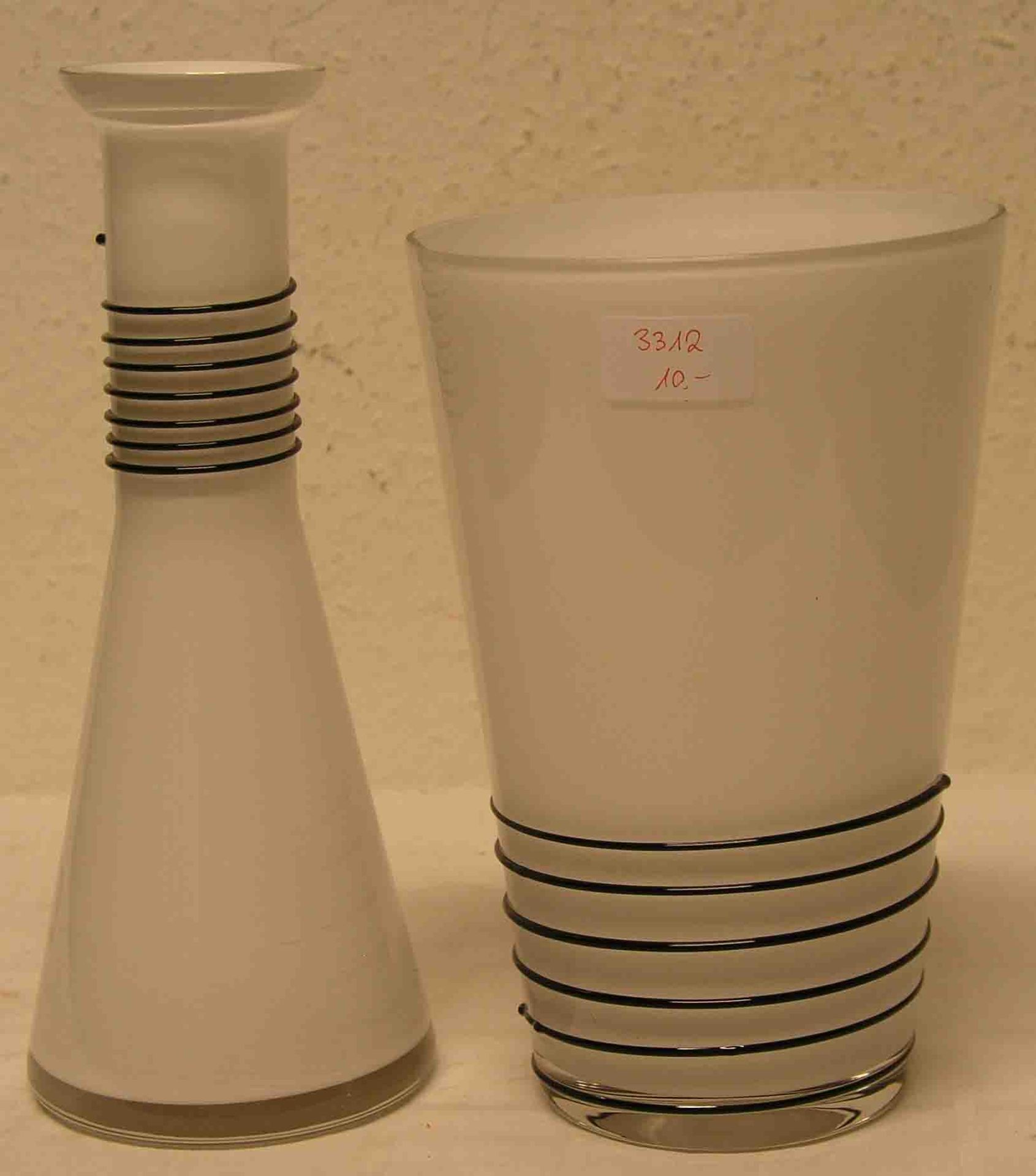 Zwei Designer Vasen. Farbloses geschliffenes Glas mit weißem, opakem Unterfang.Aufgelegtes schwarzes