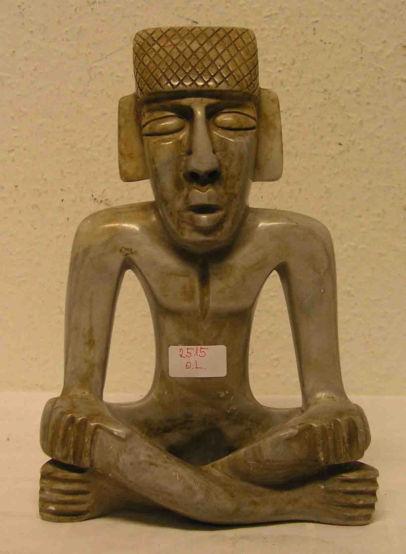 Mexico. Sitzender Azteke, polierte Steinfigur. Höhe: 33cm.- - -20.17 % buyer's premium on the hammer