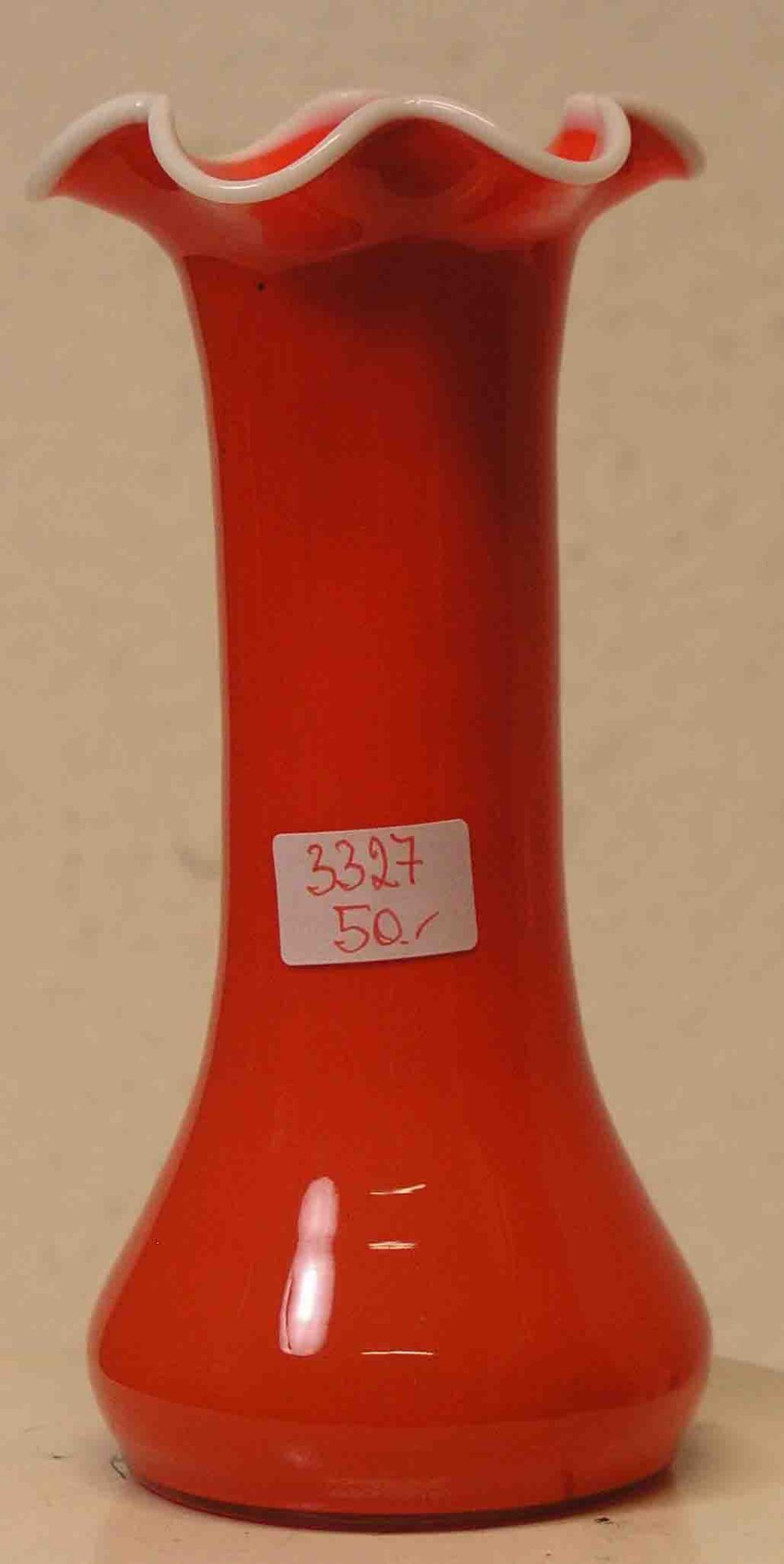 Vase. Tangoglas, um 1920. Farbloses Glas, roter Unterfang, aufgelegter weißer Glasfadenauf gelappter