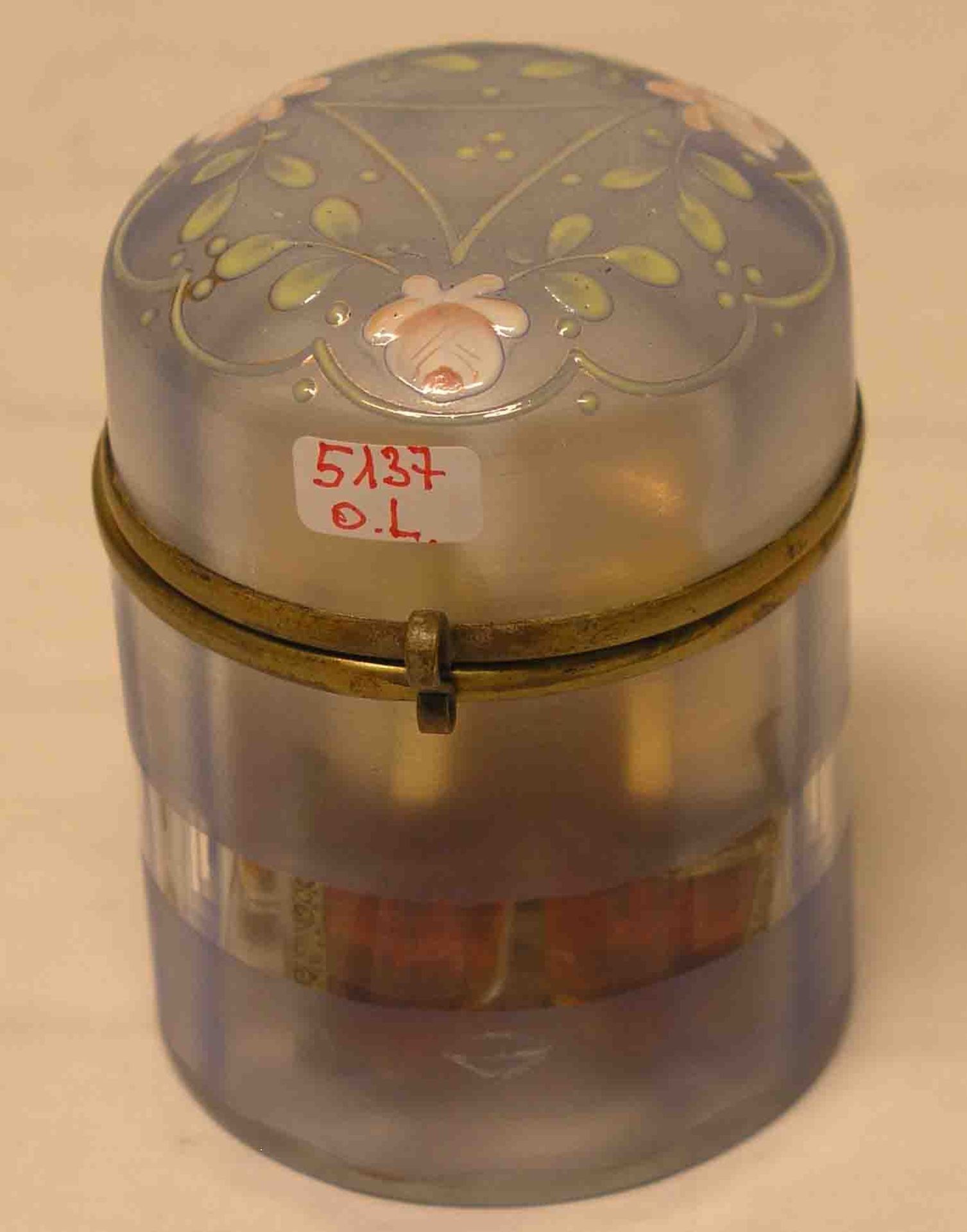Runder Glasbehälter mit bemaltem Deckel und vier Parfumflakons, Höhe: 9,5cm.- - -20.17 % buyer's