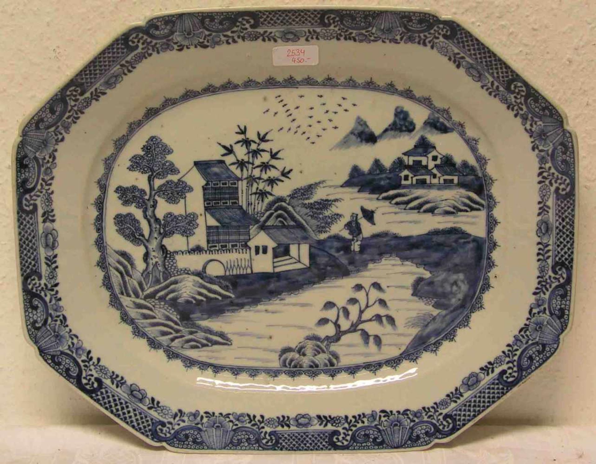 Große Platte. China, Quianlong, 1736 - 1795. Oktogonale Form mit breitem Rand. Im