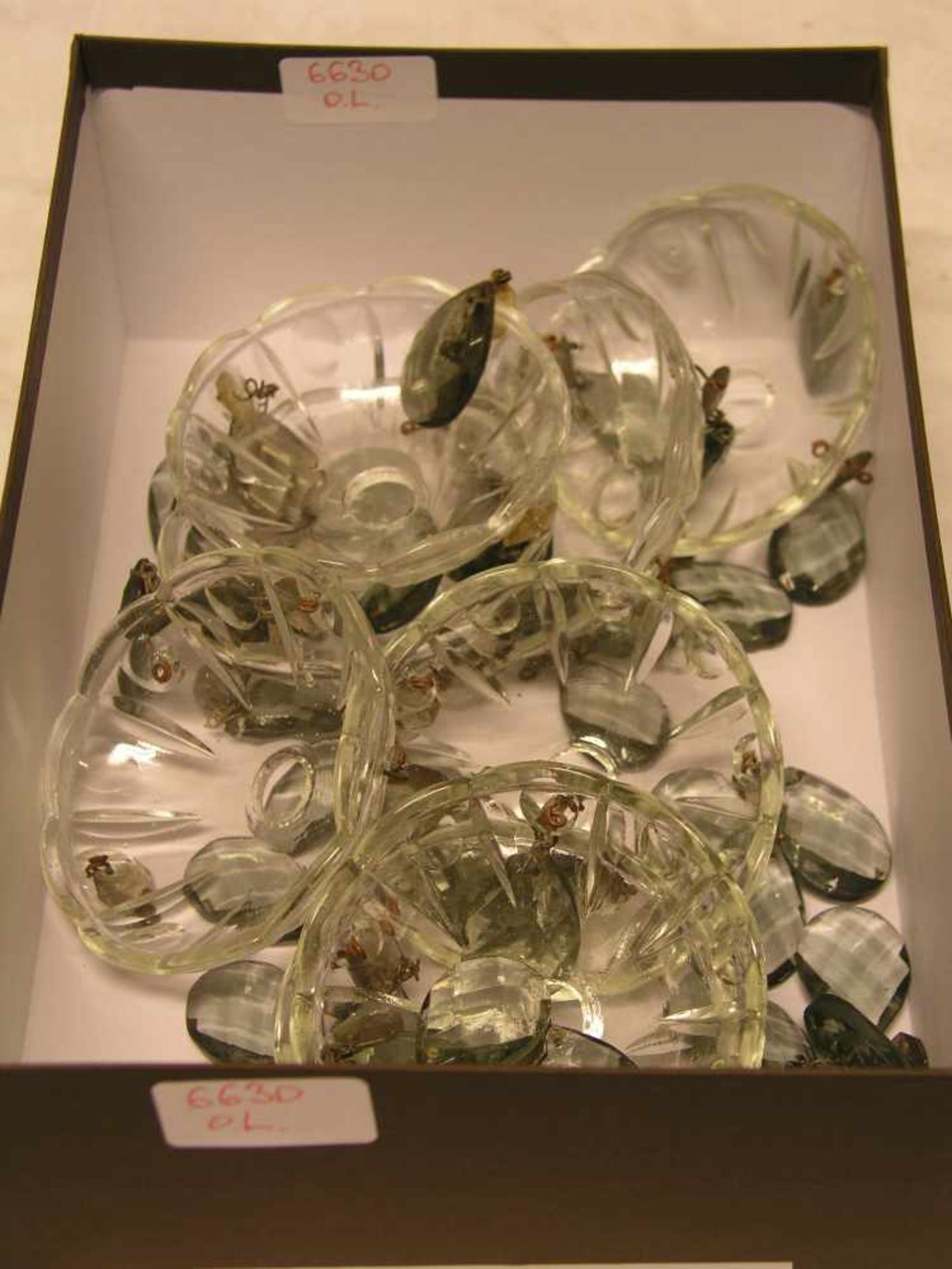 Posten von acht Tropfschalen für Lüster - mit Behang aus geschliffenen Kristallprismen,