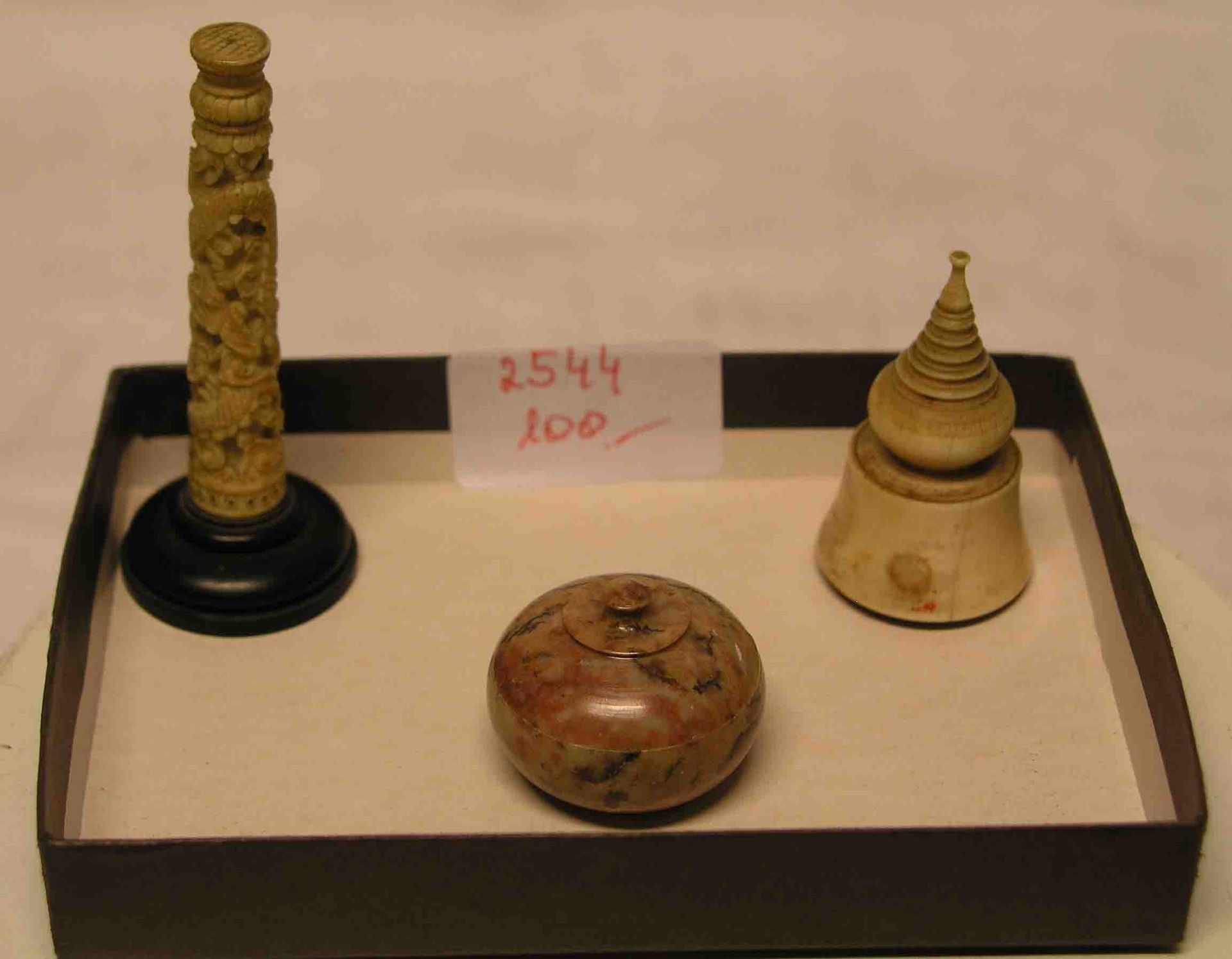 Posten von drei Miniaturen. China. 19. Jh. Elfenbeinstele, Höhe: 8,2cm, beschnitzt mitzentralem