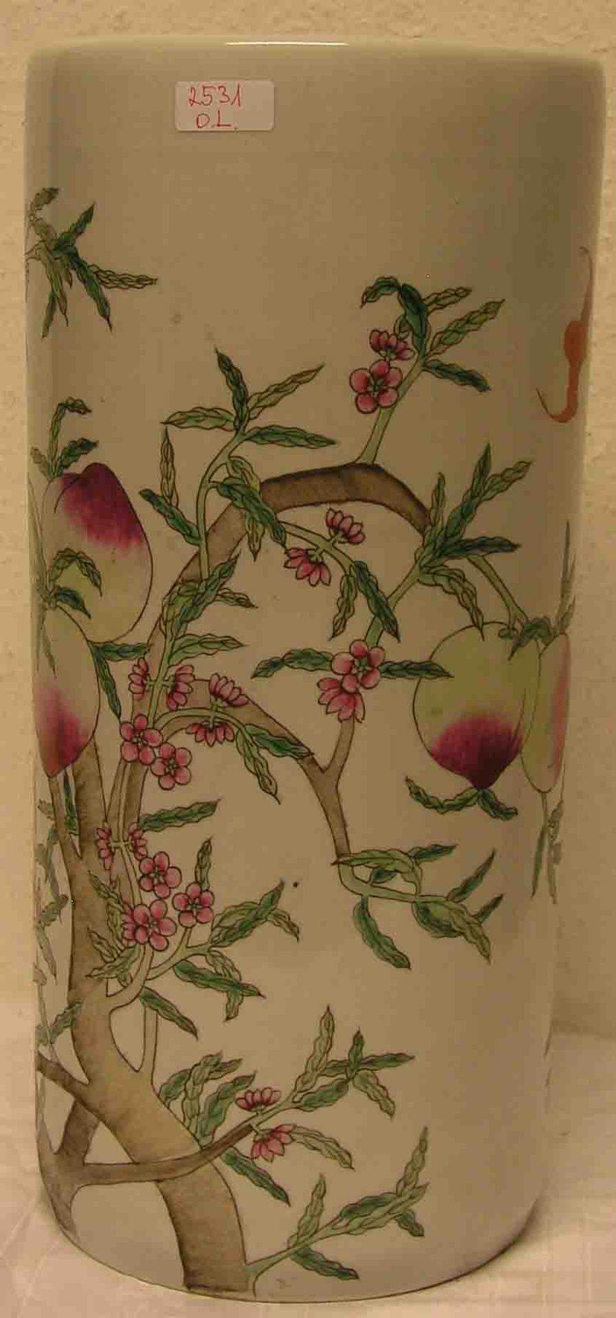 Vase/Schirmständer. China. Feinsteinzeug. Blüten, Früchte-Dekor. Höhe: 46cm, Durchmesser:18cm.- - -