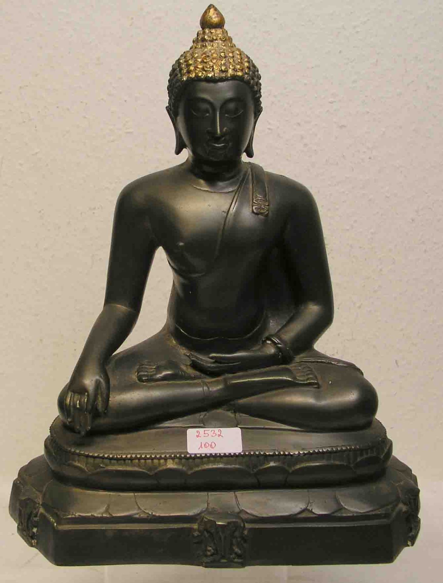 Buddha im Lotussitz. Metallguss. Höhe: 39cm.- - -20.17 % buyer's premium on the hammer price19.