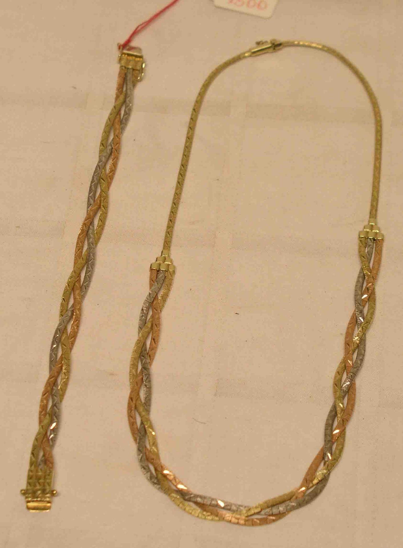 Collier mit passendem Armband. Gold Tricolor, 14 kt. Länge: 47 und 19cm. Gesamtgewicht: