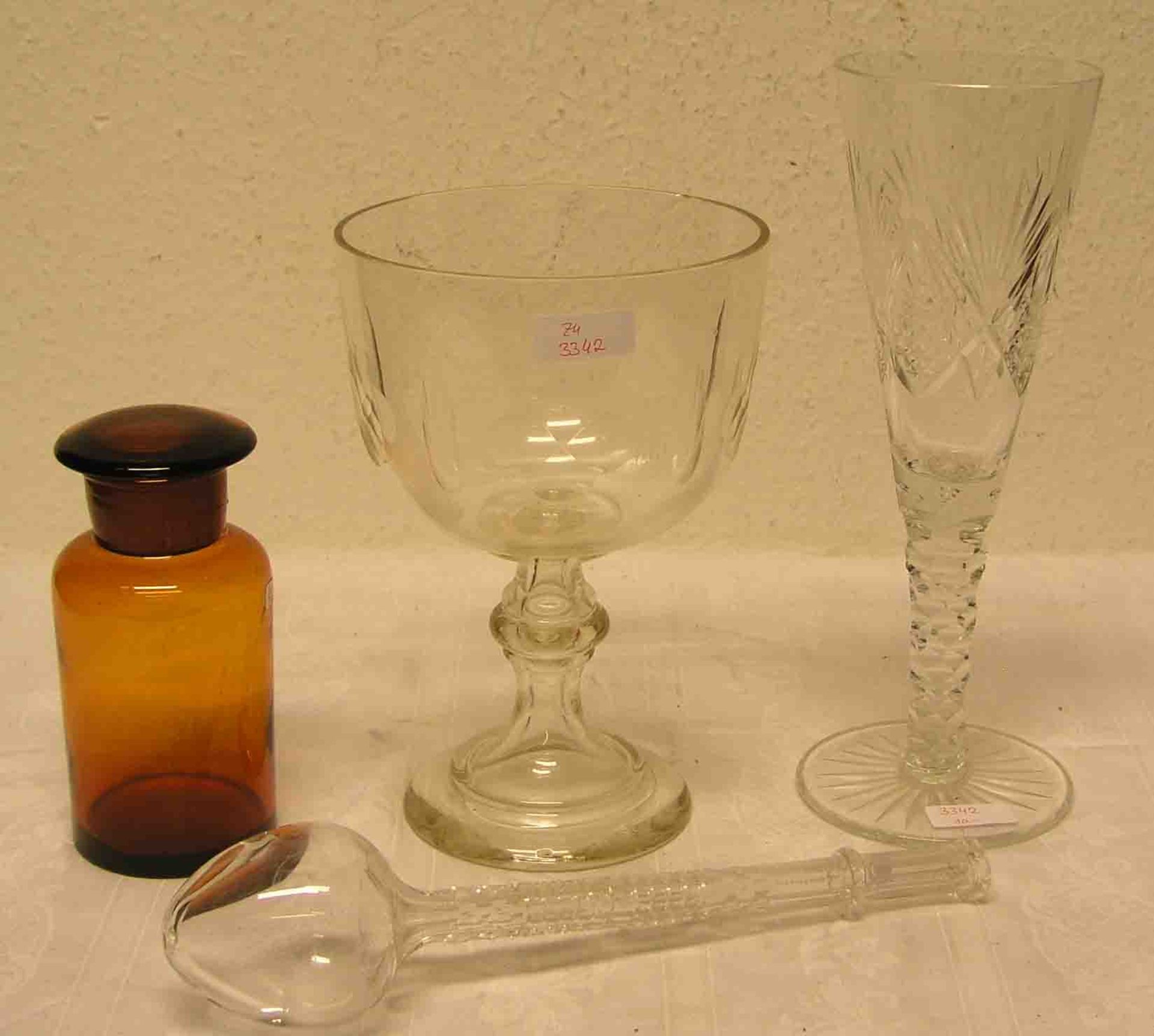 Drei Teile. Dabei: Apothekengefäß mit Stopfen, honigfarbenes Glas, Höhe: 17cm. GroßesKelchglas mit