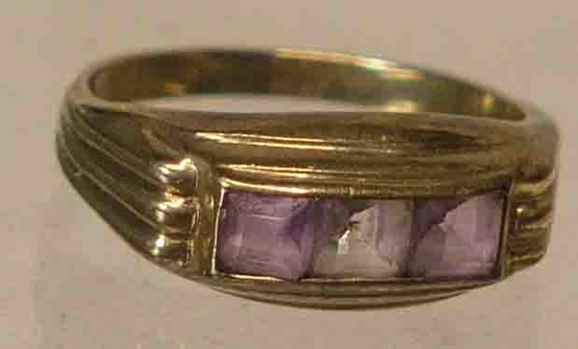 Amethystring. 8 kt. Gold. Ringkopf mit drei facettierten Amethysten. RG 51.- - -20.17 % buyer's