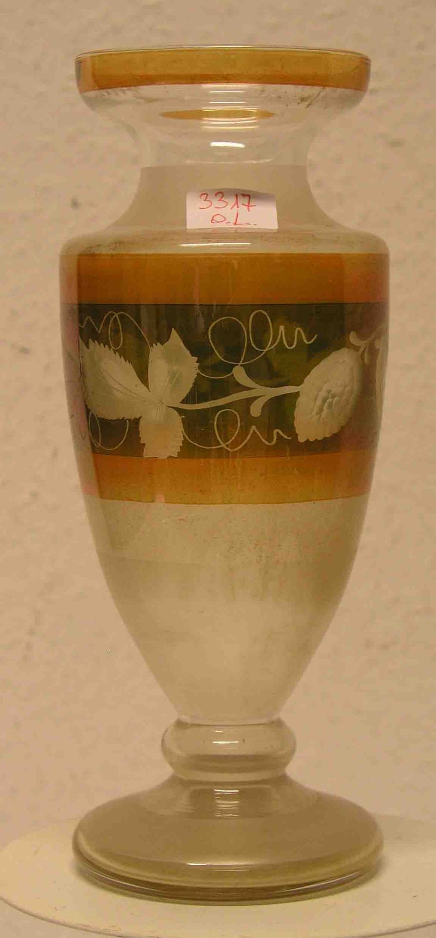 Vase, um 1930, mit umlaufendem Weinlaubdekor, Höhe: 27cm.- - -20.17 % buyer's premium on the