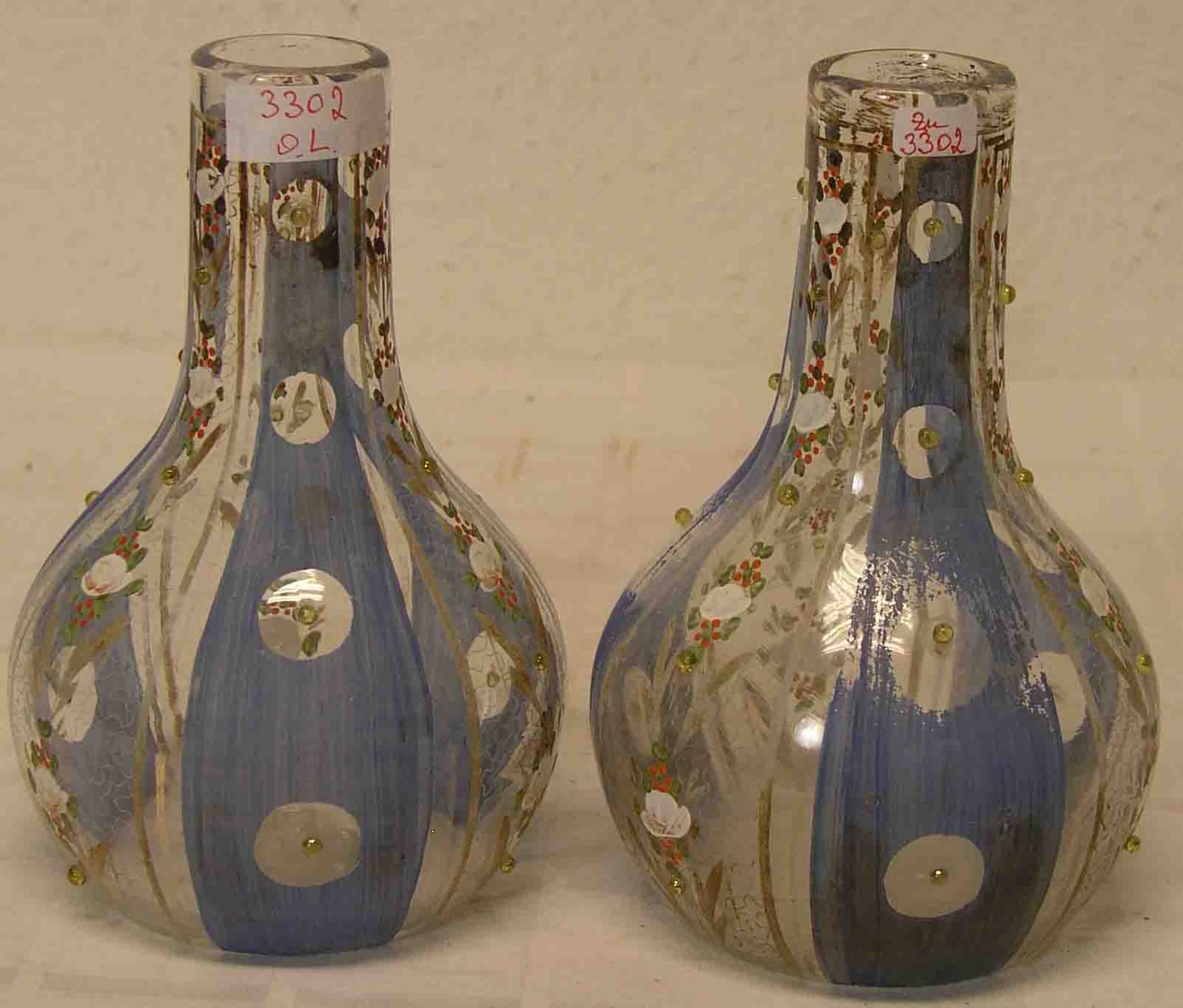 Paar Vasen. Mundgeblasen, mit aufgesetzten Noppen, bemalt; berieben. Höhe: 18cm.- - -20.17 % buyer's