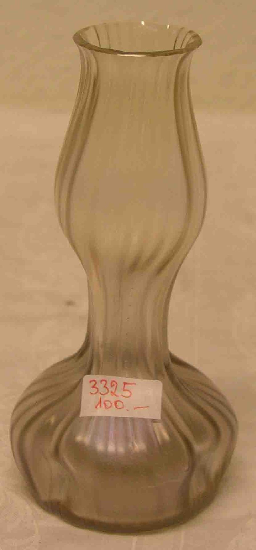 Jugendstil Vase, Lötz, um 1910. Manganfarbenes, irisierendes, klares Glas, längsoptisch,über dem