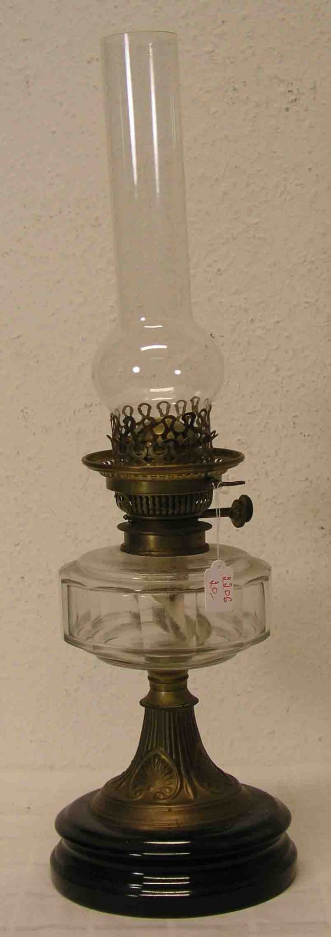 Petroleum-Tischlampe. Glasgehäuse, Sockel gebrannter Ton. Höhe: 58cm.- - -20.17 % buyer's premium on