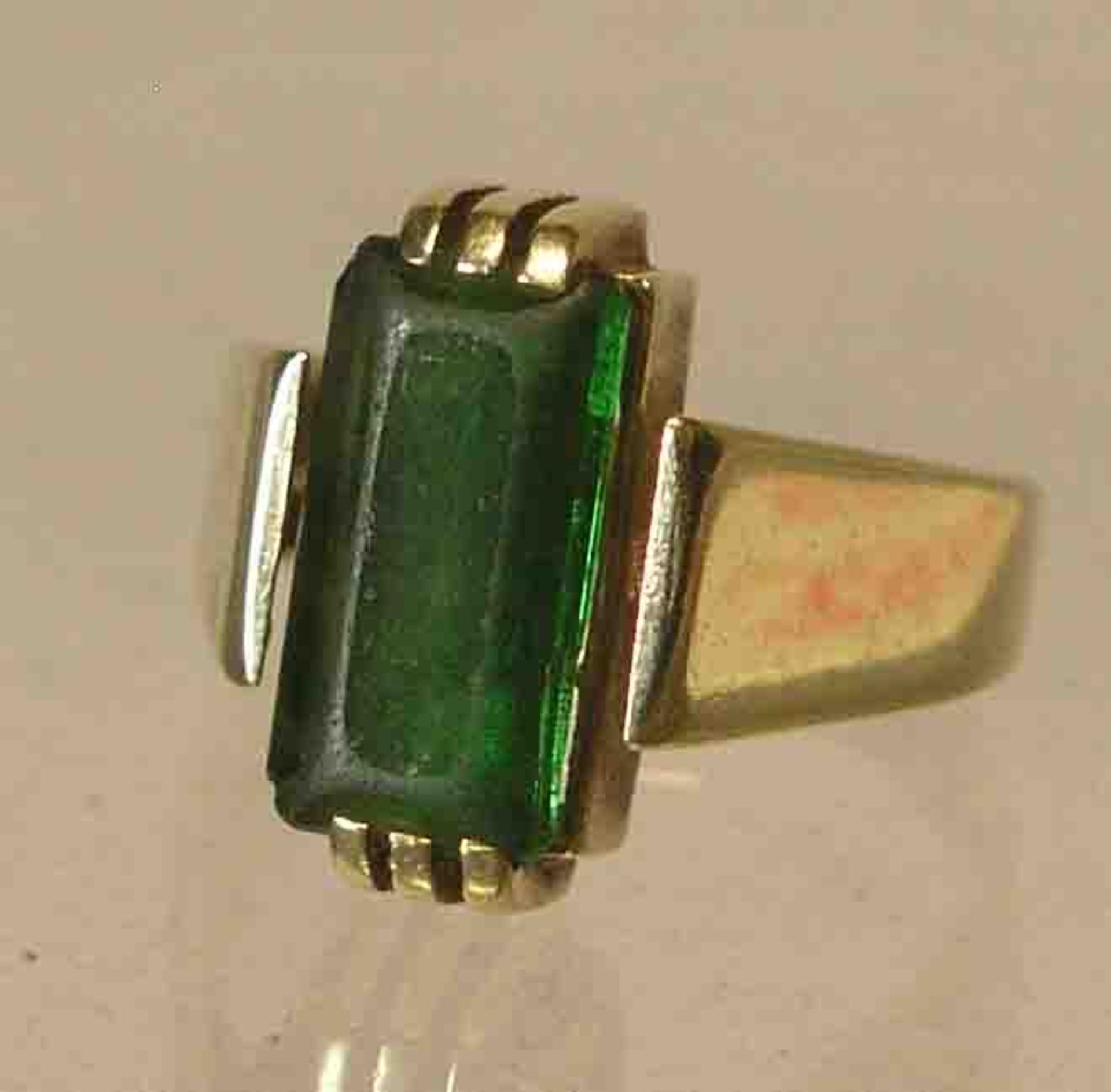 Damenring. 14 kt. Gold. Breite Ringschultern, zentraler grüner Stein (beschädigt), RG 53.6,3 Gramm.-