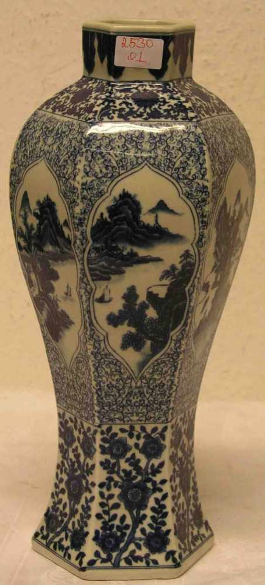 Vase. China. Achteckige Wandung mit Landschafts-Dekor, blau/weißes Feinsteinzeug. Höhe:35cm.- - -