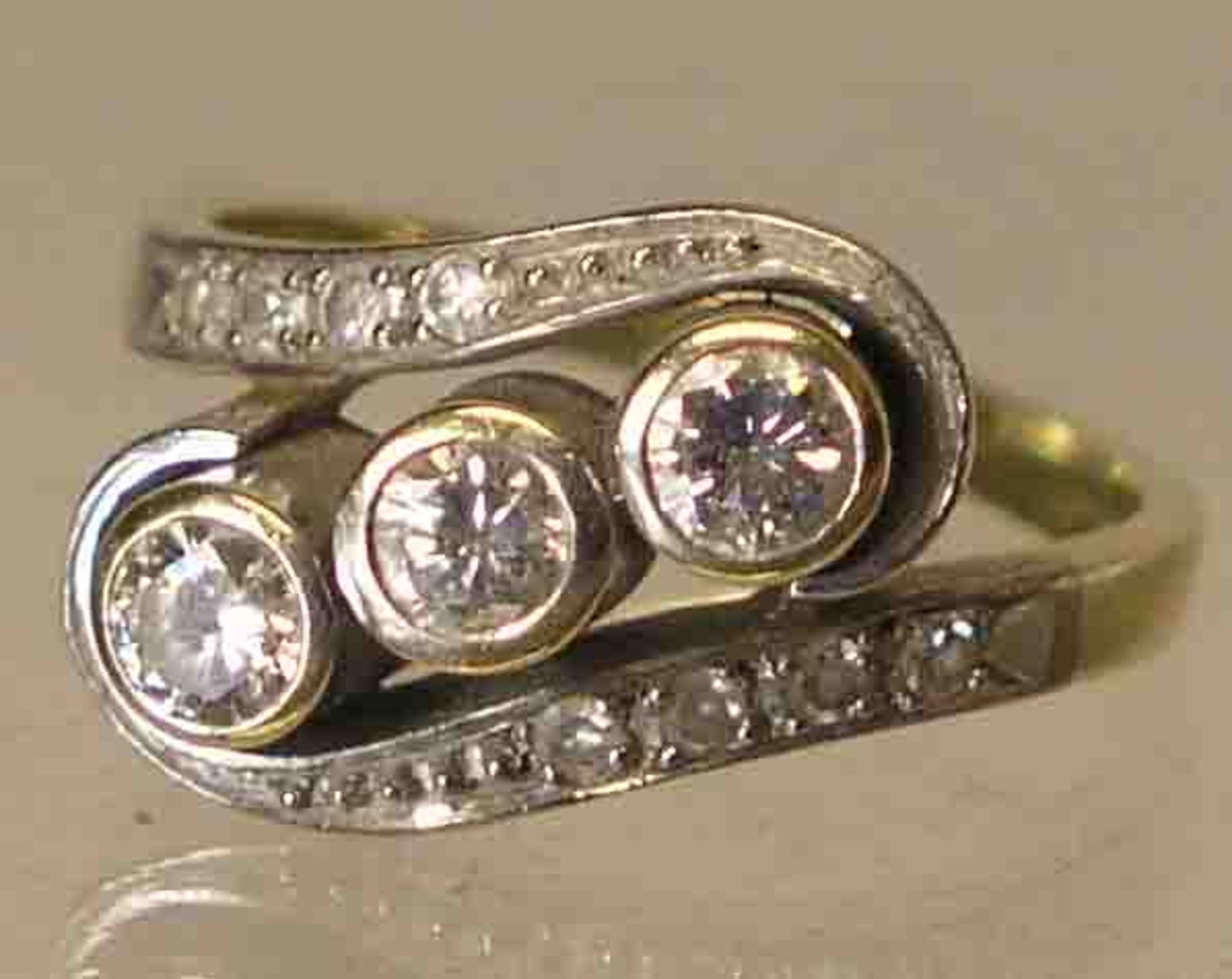 Damenring. 14 kt. Gelbgold, mit drei Brillanten, je ca. 0,20 ct. Diamantsplitter.Ringgröße: 53. 6,