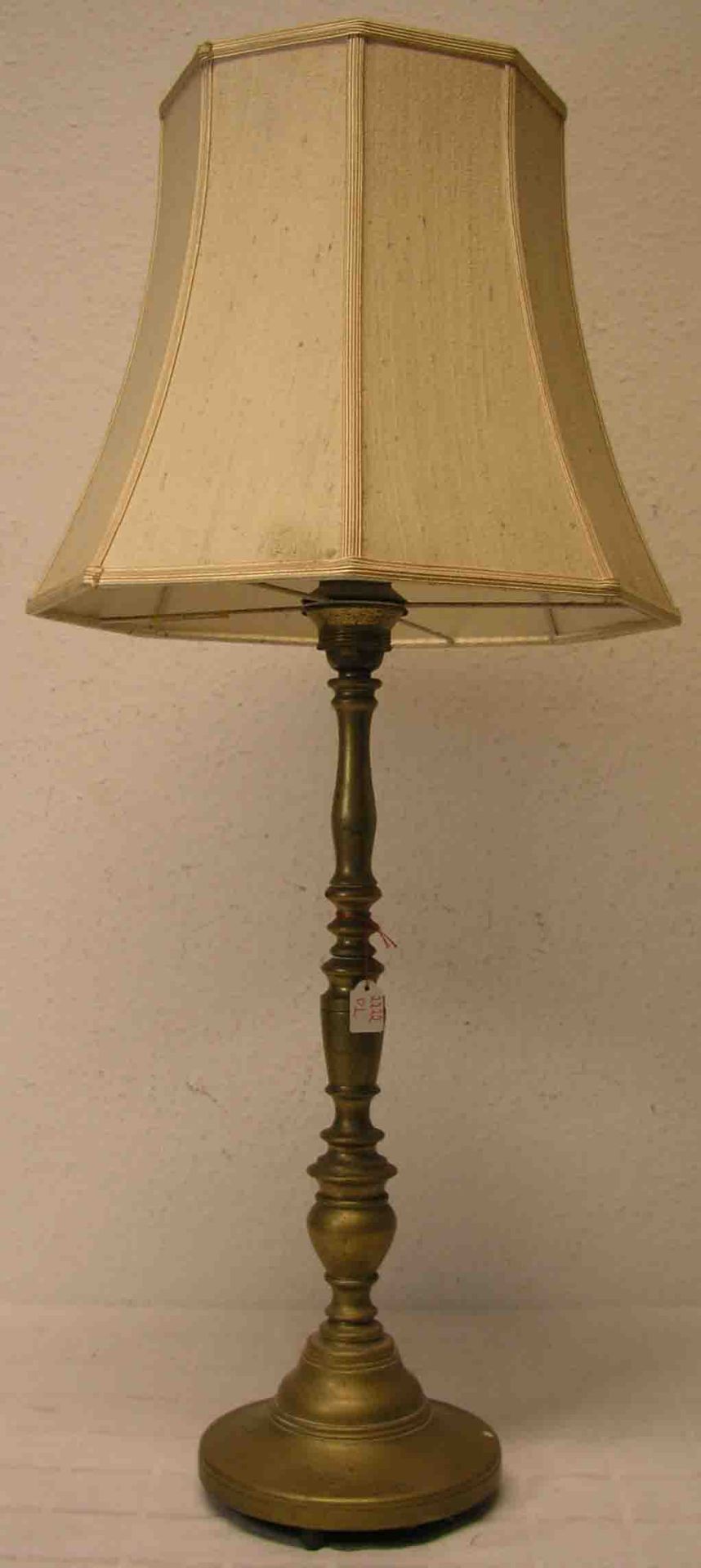 Tischlampe. Gedrechselter Messingfuß, eine Brennstelle, Stoffschirm. Höhe: 76cm;Verkabelung