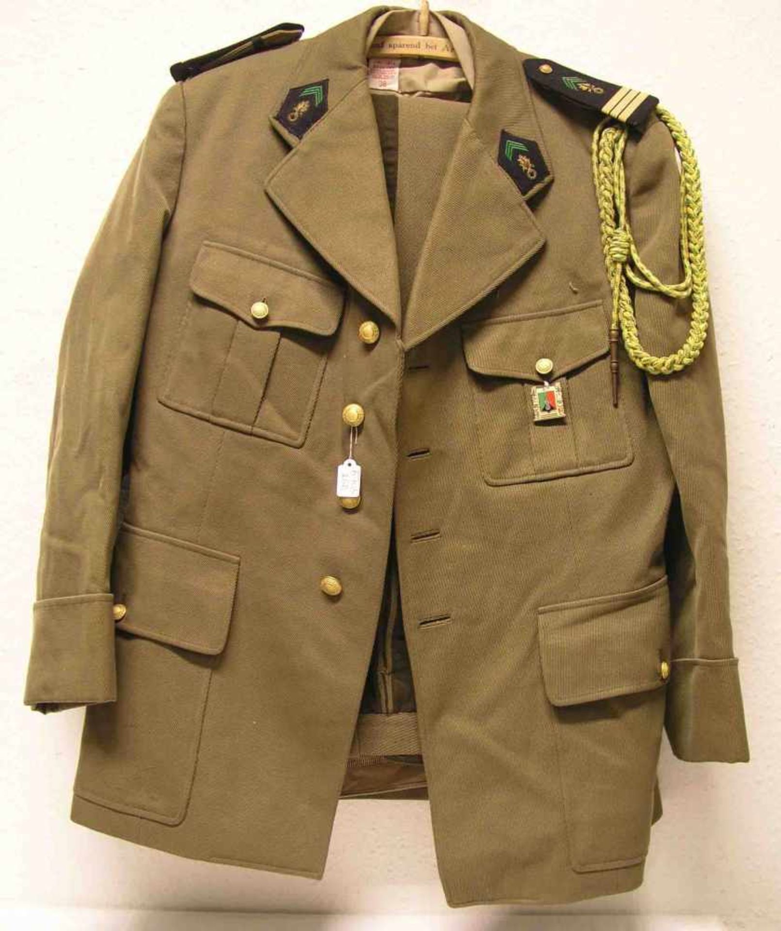 Fremdenlegion. Uniform eines Hauptmanns: Hemd, Hose, Jacke mit Abzeichen, Barett