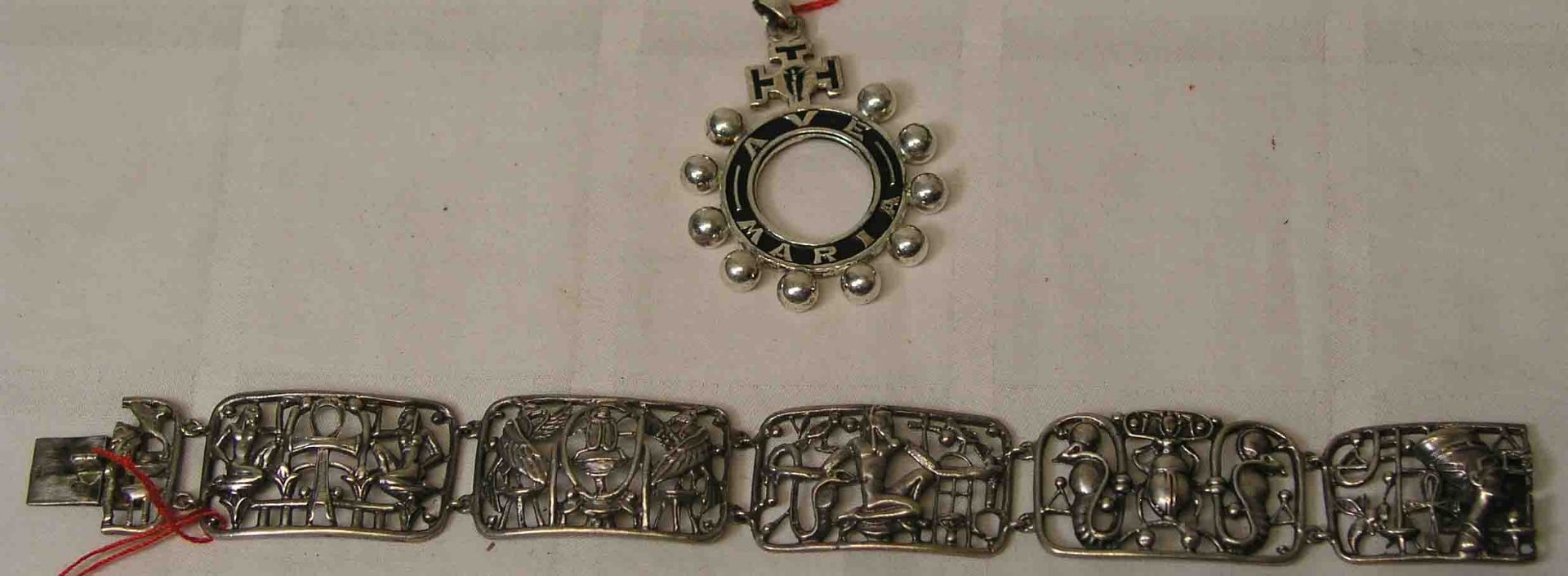 Armband und Anhänger. Armband, 835er Silber, fünf durchbrochen gearbeitete Glieder, Länge:20,5cm.