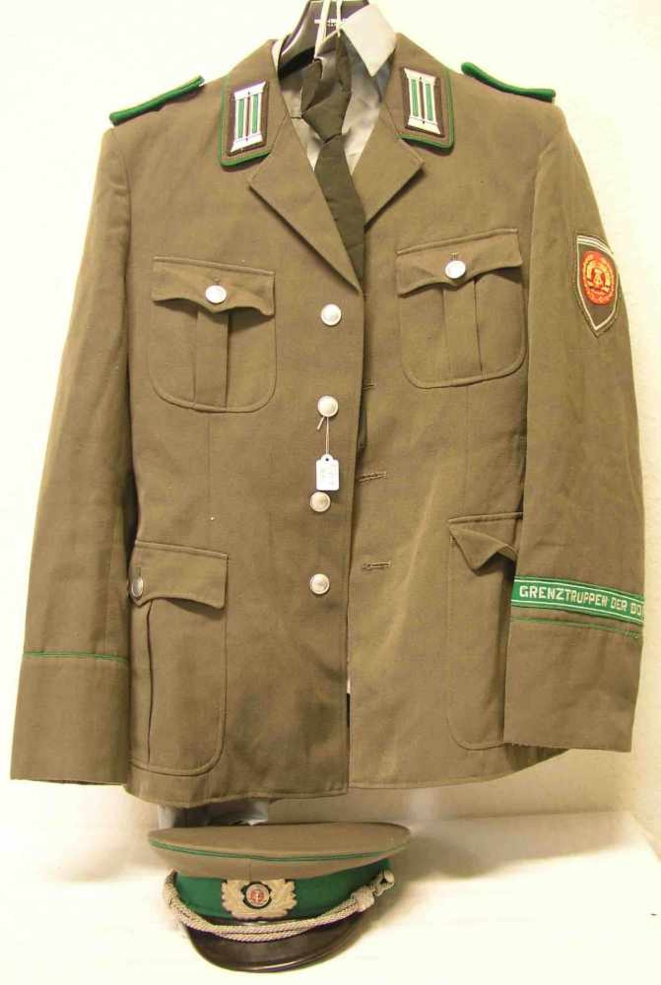 DDR - Grenztruppen, Uniform eines Oberleutnants: Hose, Hemd, Jacke und Schirmmütze;gebraucht.- - -