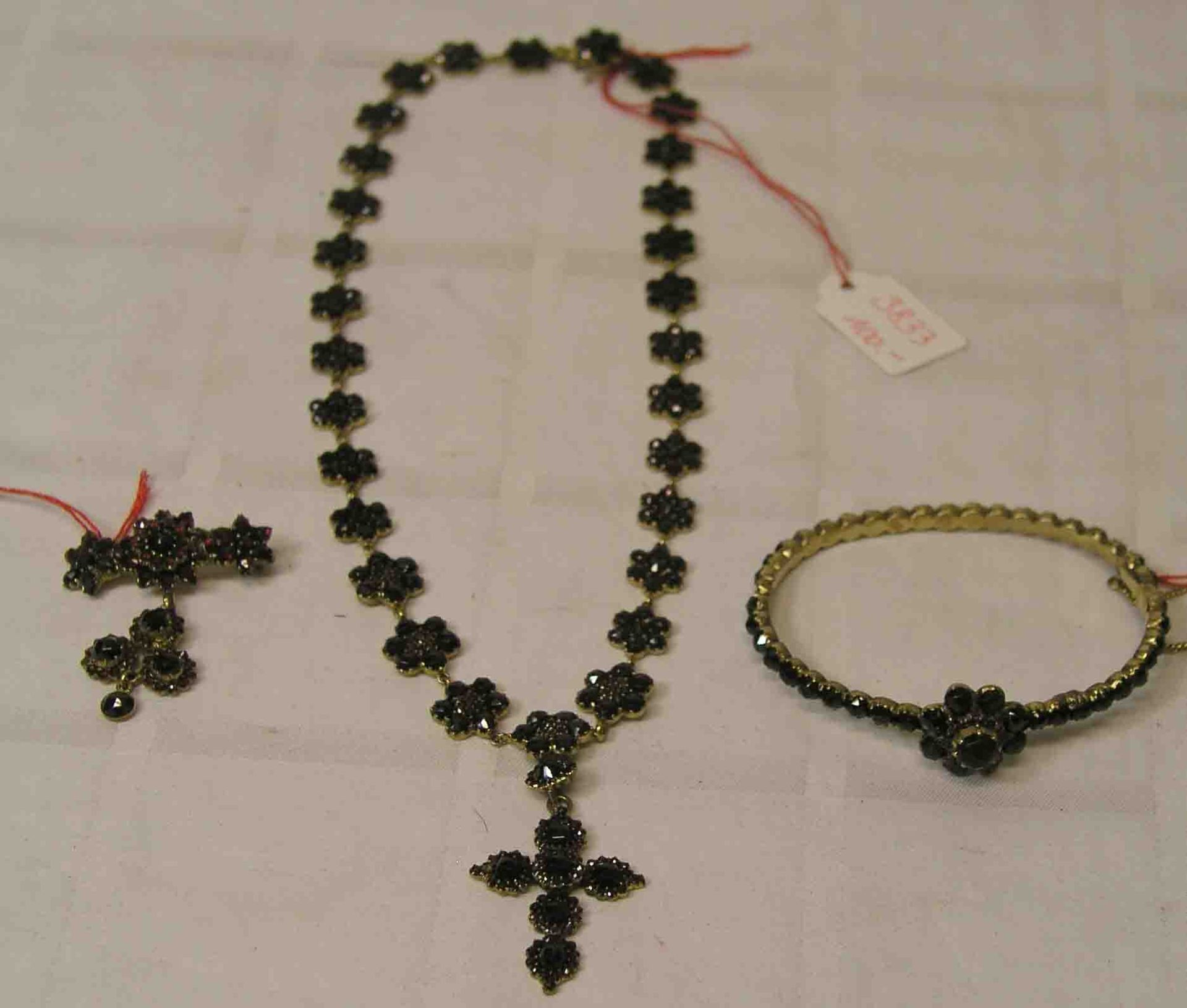 Set aus böhmischen Granaten. Collier, Armreif und Brosche. Collier aus blütenförmigenGliedern,