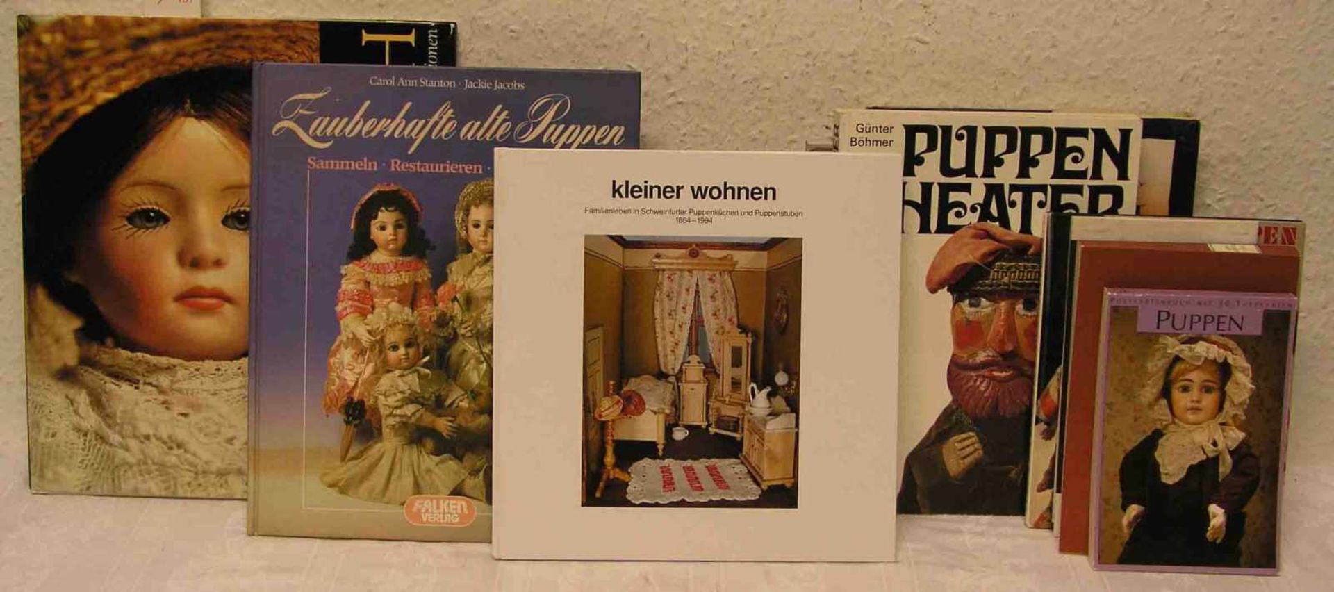 Puppen. Posten von sieben Büchern aus dem Spielzeug/Puppenbereich. Dabei: "Das großePuppenbuch".