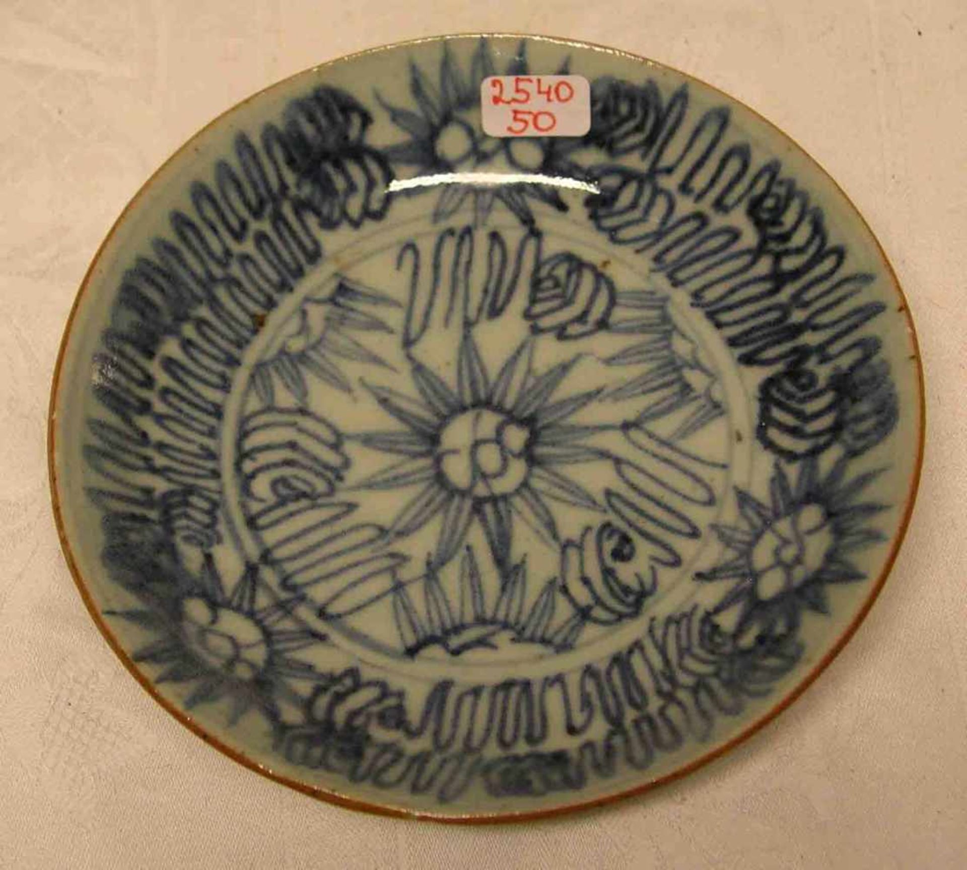 Kleiner Ming-Teller. China. Wanli, 1573 - 1619. Blütendekor in Unterglasurmalerei.Durchmesser: 13,