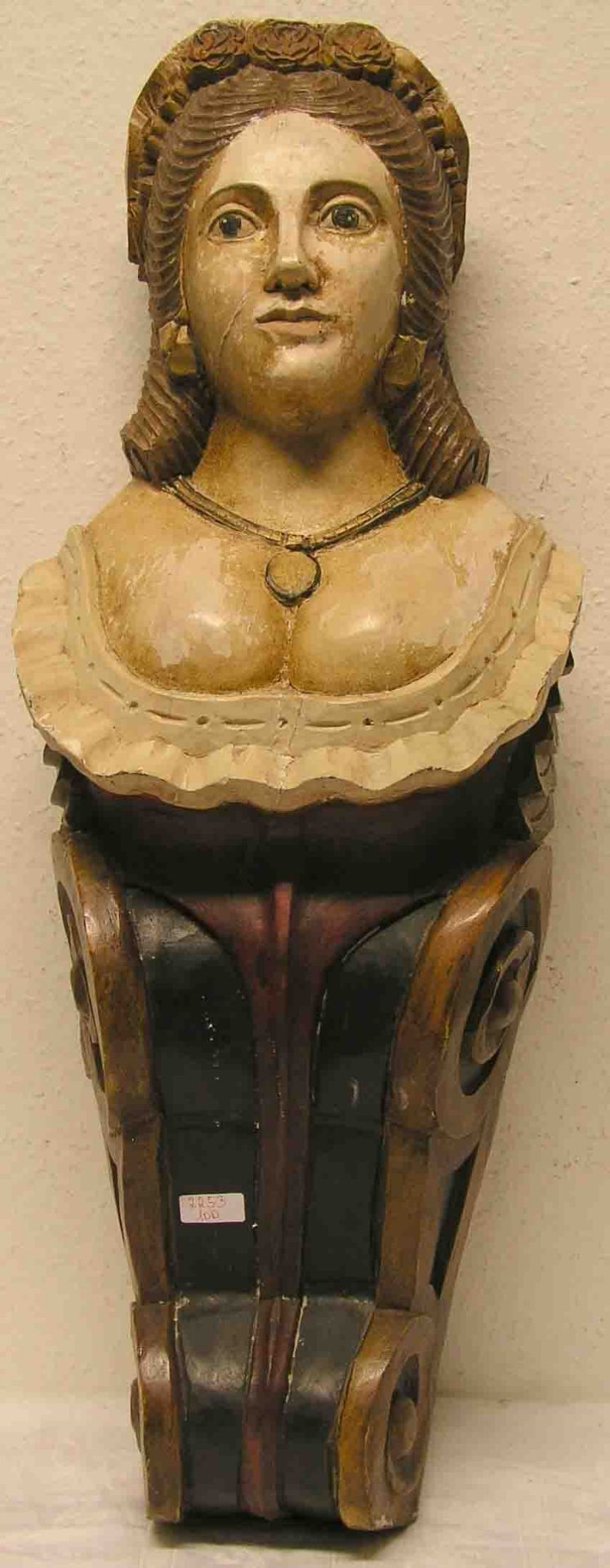 Gallionsfigur. 19. Jh. Nussbaum geschnitzt. Halfigurartige Darstellung einer jungen Frau,farbig