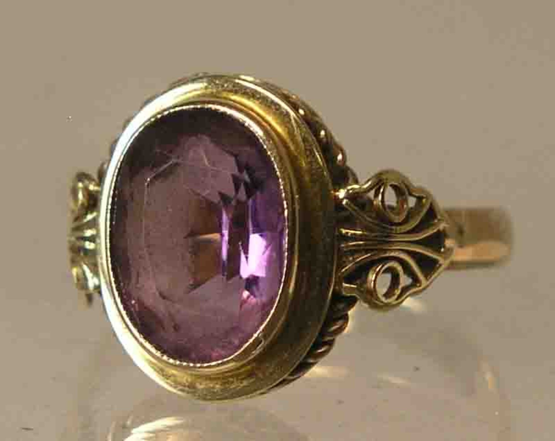 Damenring. 14 kt. Gold. Ringkopf mit zentralem, geschliffenem Amethyst, RG 58, 4,4 Gramm.- - -20.