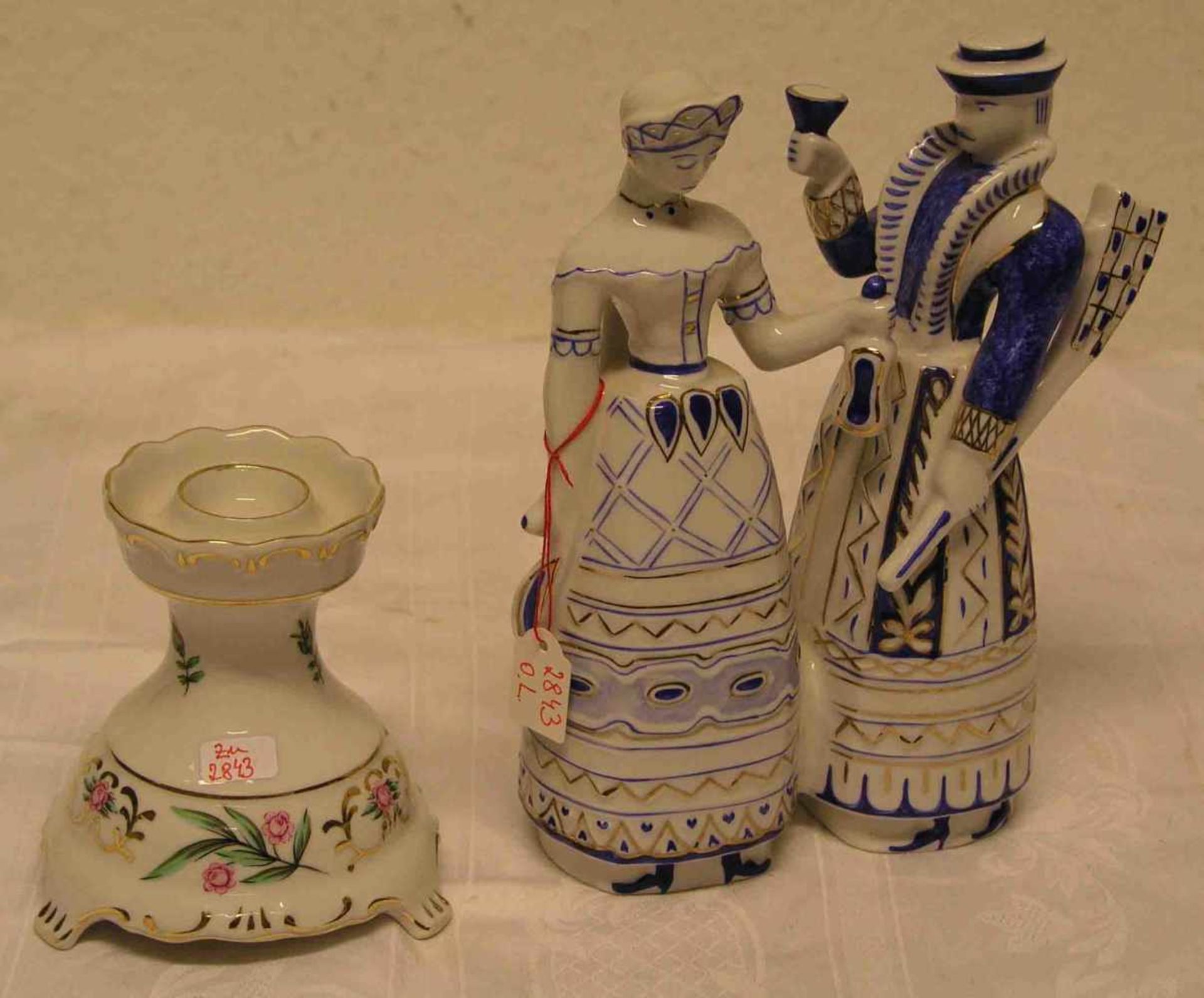 Trachtenpaar. Ungarn. Porzellan, Hollohàza, farbig staffiert, Höhe: 21cm. Dazu:Kerzenleuchter,