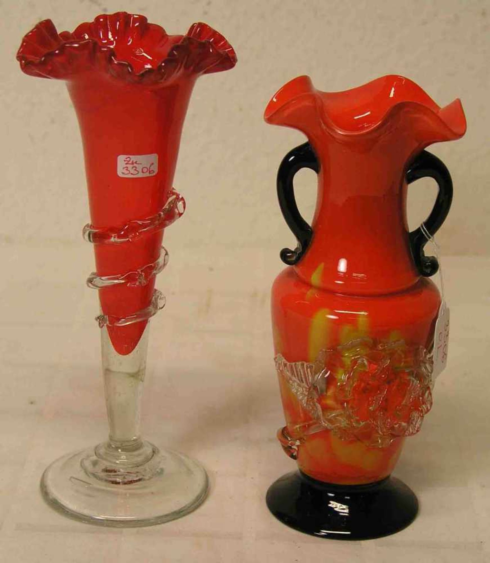Zwei Designer-Vasen. Mundgeblasen, Höhen: 19 und 21cm.- - -20.17 % buyer's premium on the hammer