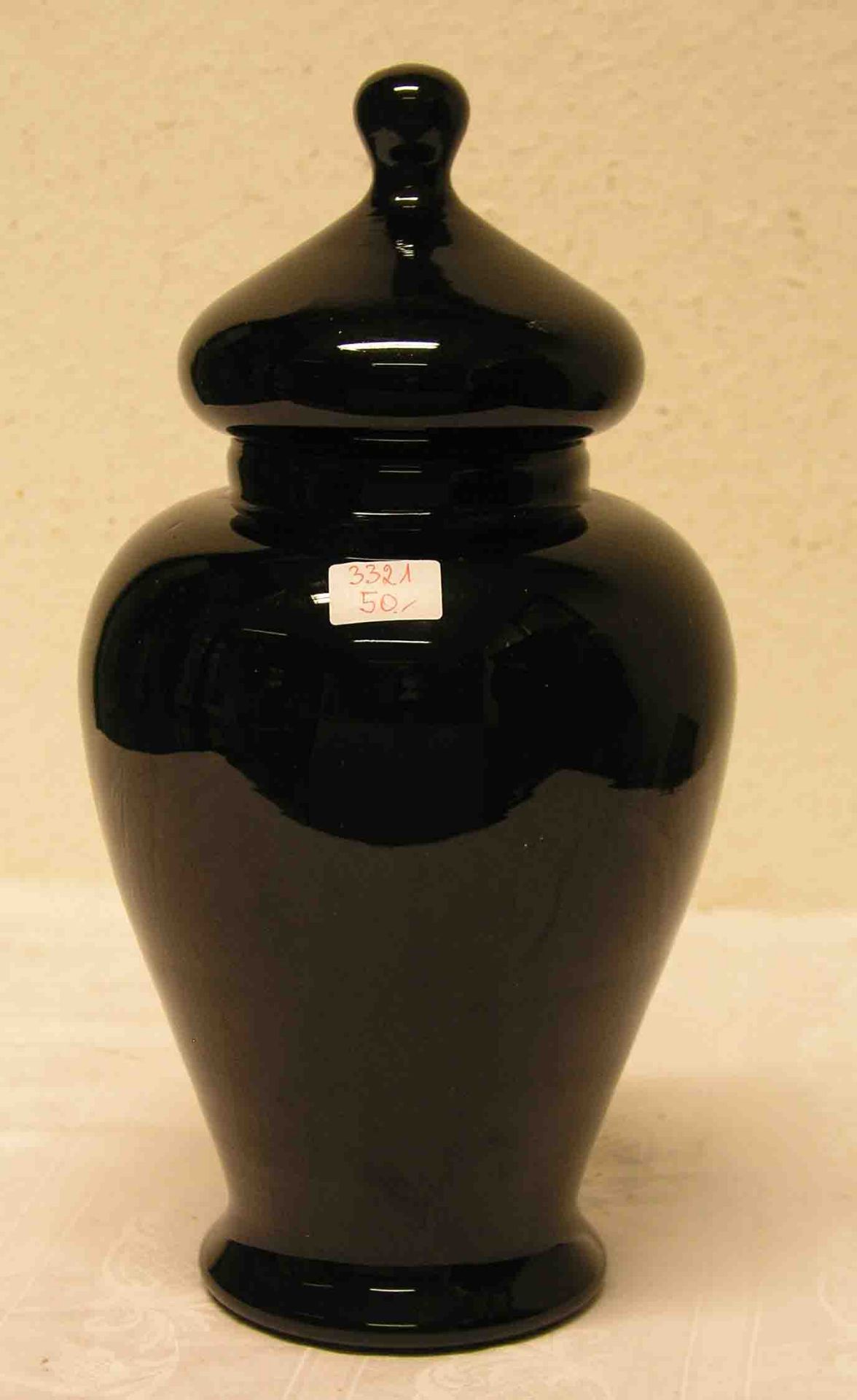 Deckelvase. Frankreich um 1925. Schwarzes Rubinglas, Balusterform, hohl geblasener Deckelmit kleinem
