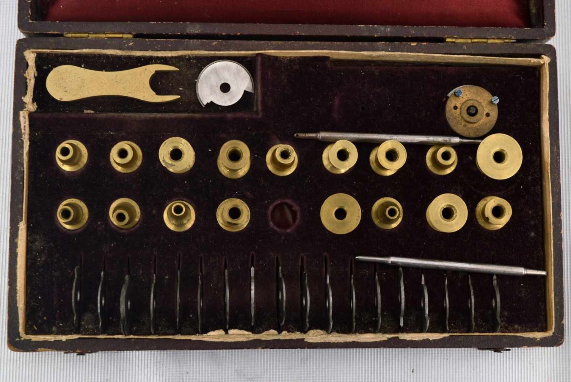 OptikerwerkzeugMessing, ein Teil fehlt, im originalen Kasten, Frankreich, um 1900