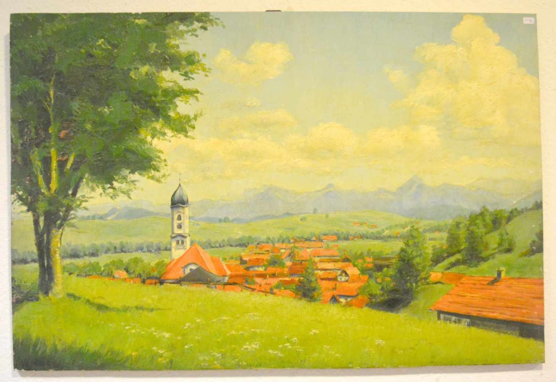 Unbekannter Maler20. Jh., Teilansicht eines Dorfes in Bayern, im Hintergrund Gebirgszug und