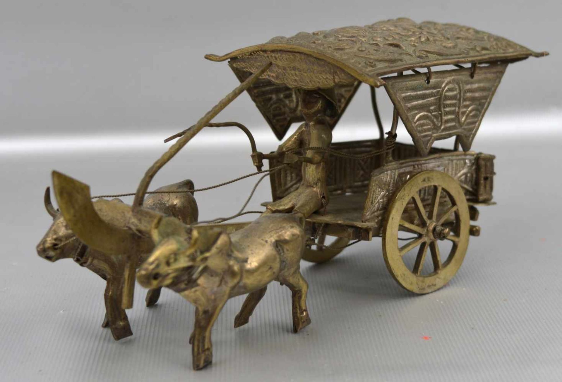 Asiatische Kutschemit zwei Ochsen, Metall, versilbert, Kutsche mit Ornamenten und Ranken verziert, H