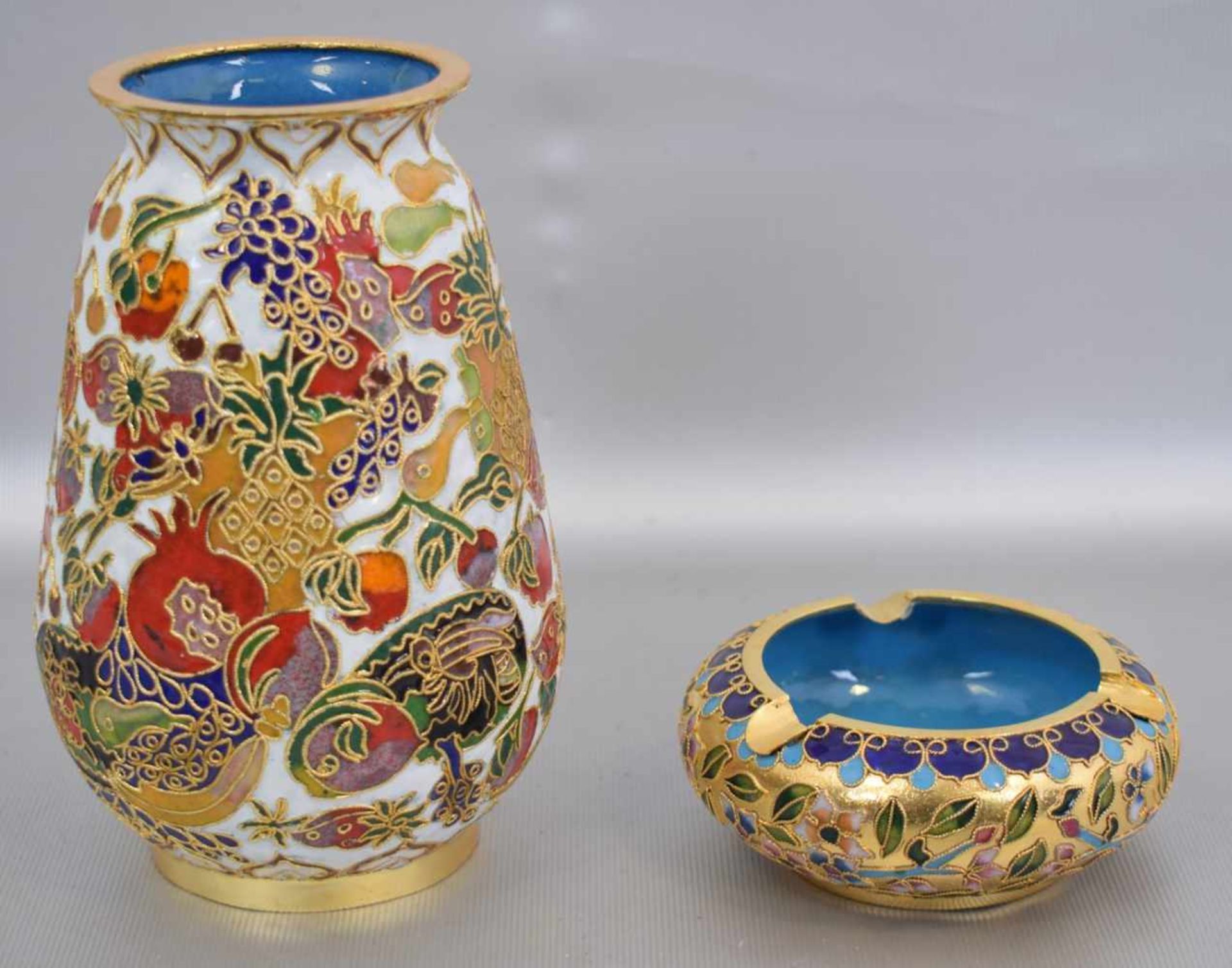 Vase und AscherCloisonne, runde Vase, mit asiatischen Blüten, Vögeln und Obst, runder Ascher mit