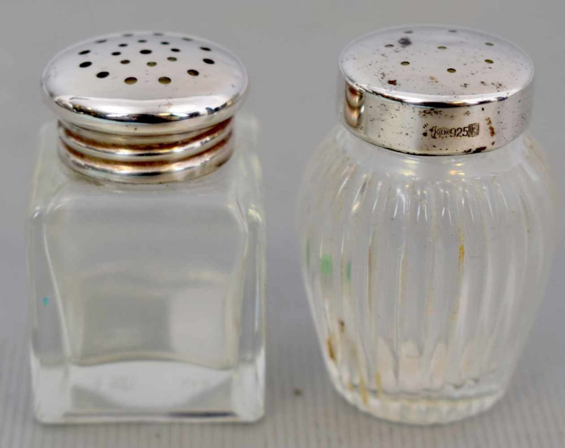 Salz- und Pfefferstreuerfarbl. Glas, Deckel 925er Silber, H 4 cm bzw. 5 cm