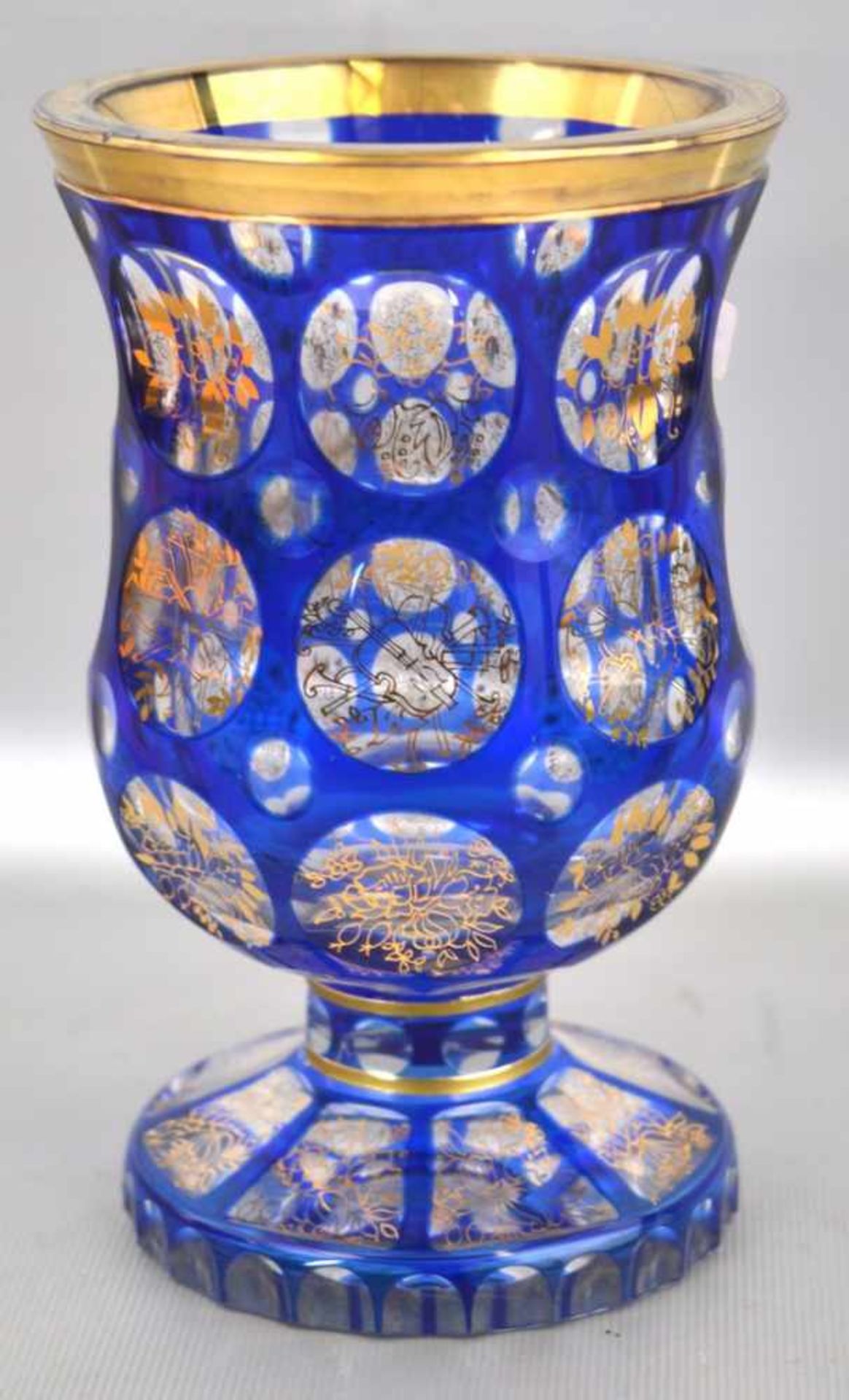 Becherfarbl. Glas, facettiert geschliffen, Goldrand, mit blauem Überfang, H 16 cm