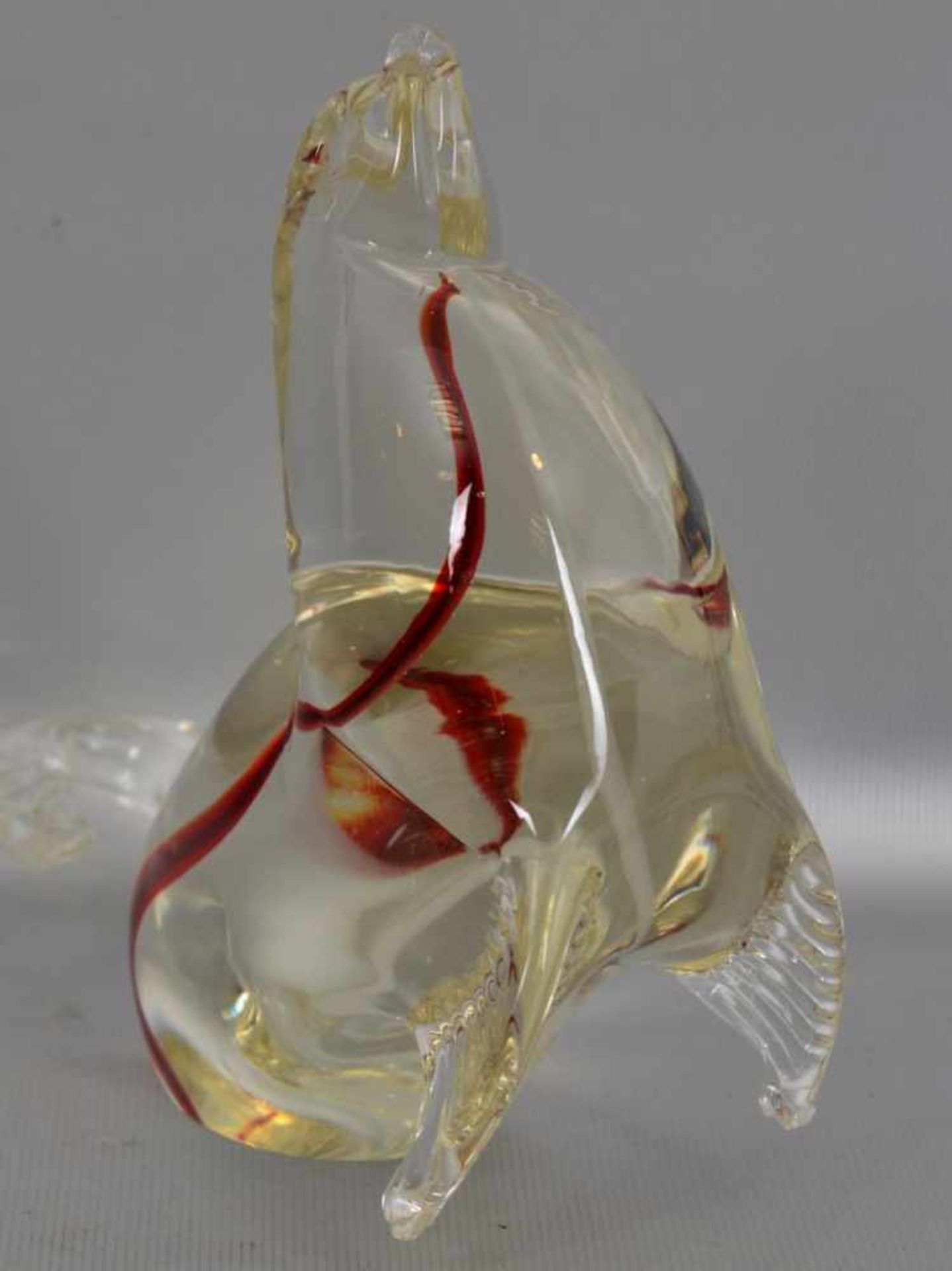 Seehundfarbl. Glas, mit weißer und roter Farbeinschmelzung, H 14 cm, L 17 cm