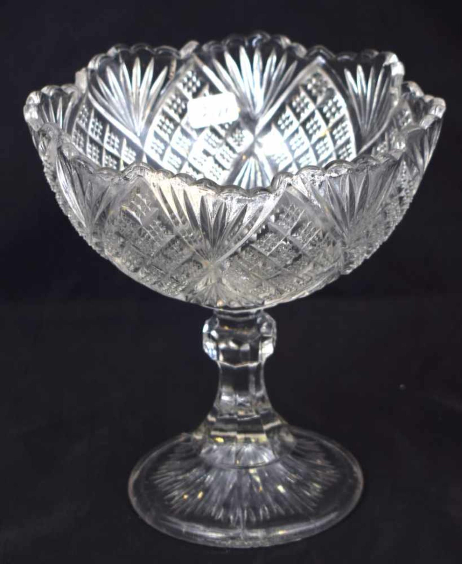 Zwei Schalenfarbl. Glas, rund, gewellter bzw. verzierter Rand, H 15 cm, bzw. 12 cm, um 1900