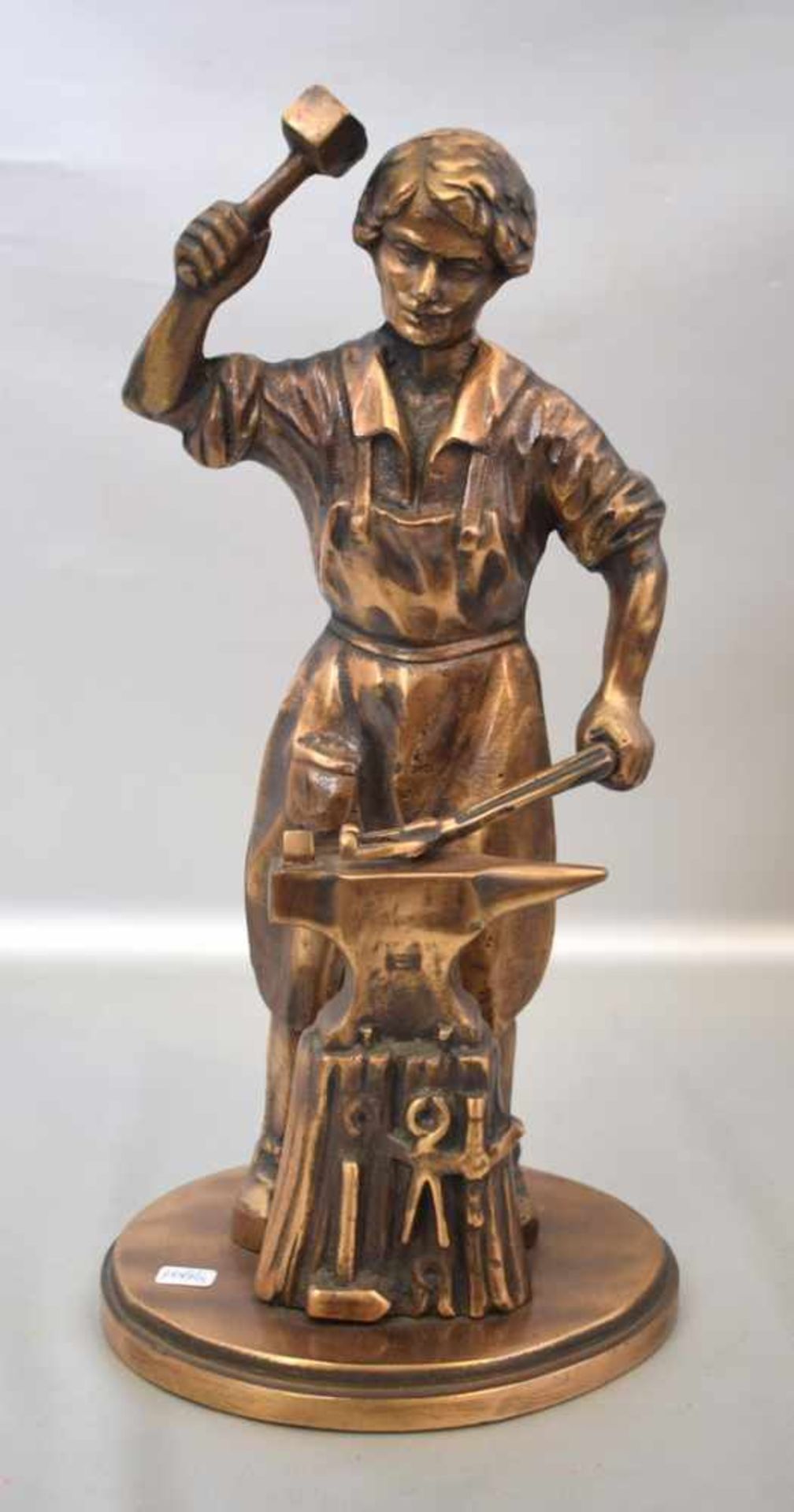 SchmiedBronze, auf ovalem Sockel, am Amboss stehend, H 37 cm